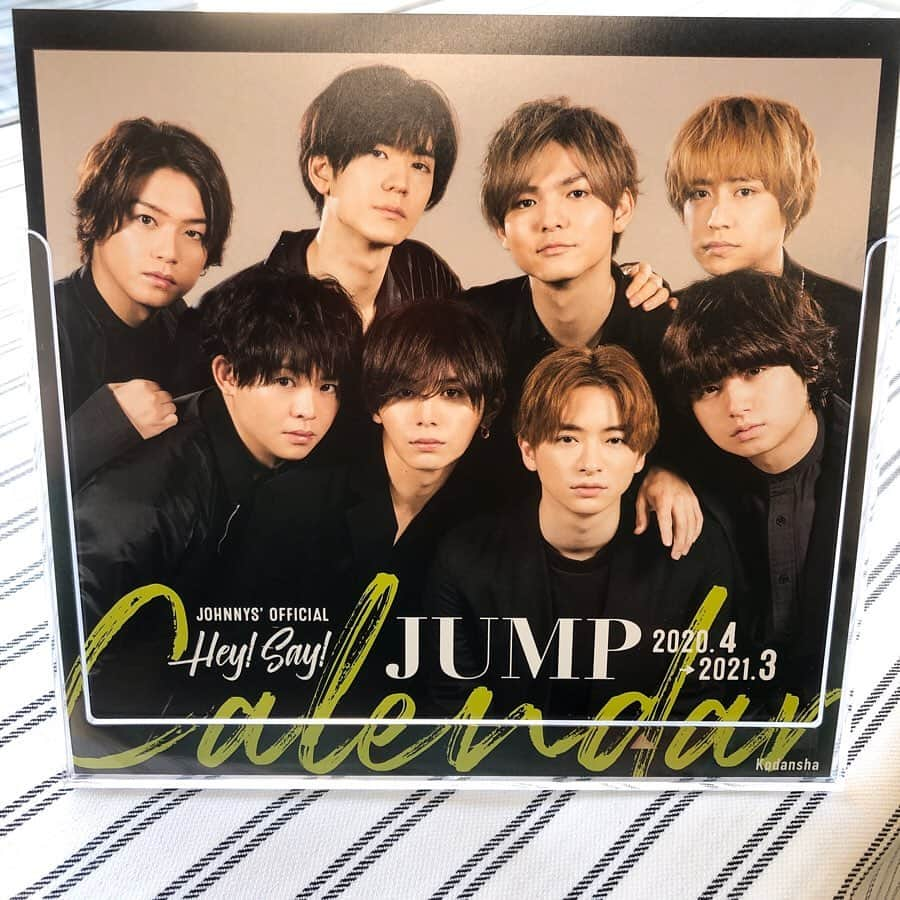 withさんのインスタグラム写真 - (withInstagram)「Hey! Say! JUMP オフィシャルカレンダー 本日3月6日発売✨✨ * ついに発売日を迎えました！ 今回のJUMPカレンダーの内容をあらためてご紹介します。 【カレンダー本体】 ・ウィークリータイプ ・卓上カレンダー ・丈夫なプラスチックスタンド型 ・カードBOXつき  カレンダーはカード式。スタンドには、1〜3か月分などお好きな分をセットしてお使いください💕　幅を取りすぎず、デスクやドレッサーなどお気に入りの場所に飾りやすいサイズ感がポイントです。今回は正方形に近いデザイン。縦にぐんとサイズUPさせました。置いた際にメンバーと目が合うような高さで、写真をじっくりお楽しみいただけるようにしています😉。 また、使用していないカレンダーカードは、オリジナルカードBOXに収納いただけます。 * 【特別付録】 ・「H.S.J magazine」 96ページに18本の企画を収録！　ソロ、ペア、トリオ、そして全員などさまざな特集をお楽しみいただける本格的な雑誌を付録にいたしました。もちろん、登場するのは全てJUMP🎉！withなど女性誌でおなじみの持ち歩きやすいコンパクト判です。 * ご予約のない方については一部書店、ネット書店、CDショップなどでお取り扱いしていますので、お早めにご確認くださいませ！ * プラスチックスタンドは、パーツをそっとねじるように取り外しご利用くださいね😃。 * with4月号では、カレンダー未掲載のカットやオフショットを8ページでご紹介中です！もちろんインタビューも。コラボシールと併せてぜひチェックを。 * #HeySayJUMP #heysayjump  #HeySayJUMPカレンダー2020 #山田涼介　#知念侑李 #中島裕翔　#伊野尾慧  #有岡大貴　#八乙女光 #薮宏太　#髙木雄也」3月6日 17時51分 - with_mag_official