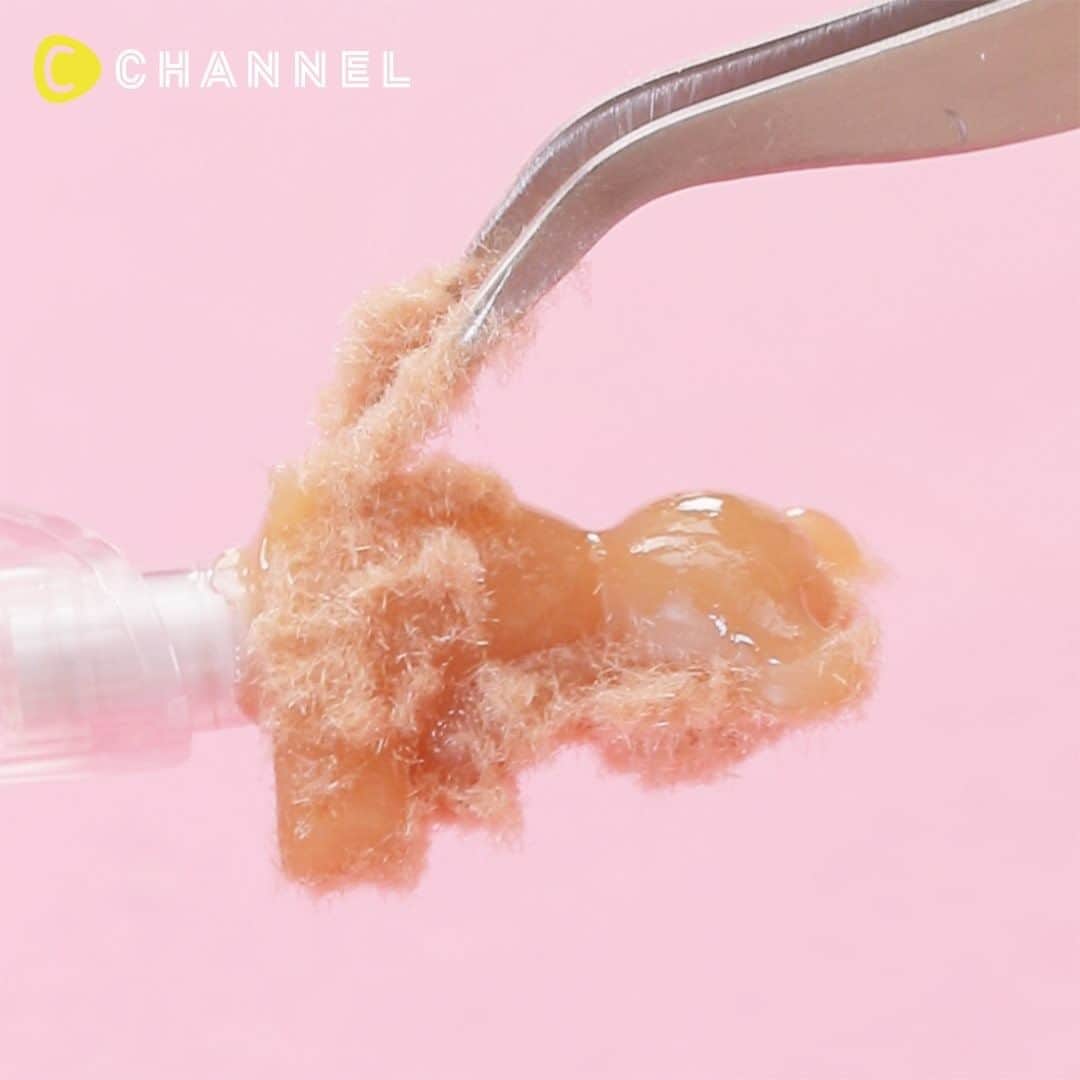 C CHANNEL-Art&Studyのインスタグラム：「Fluffy and Cute! 💛 DIY Bear Pen Topper🧸 ふわふわ可愛い💛くまさんのシャープペンシル🧸 . 🎨Follow me👉 @cchannel_artandstudy 🎵 💡Check👉 @cchannel_girls 🎶 📲C CHANNELのアプリもよろしくお願いします💕 . creator：勝又美蘭　Instagram @fantasia_miran . [Things to prepare] ・mold ・rubber band ・ UV-LED resin star drop ・ Resin coloring agent Houseki no Shizuku (orange, brown, white) ・ Toning palette ・mechanical pencil ・ UV-LED light ・ Resin coating liquid ・ Velvet powder ・ Brush ・ Oil pen . [Steps] 1. Match the mold and tie with rubber bands. 2. Color the resin. 3. Pour the resin into the mold. 4. Insert the mechanical pencil and cure. 5. Remove from mold. 6. Spread the resin with a brush and apply velvet powder. 7. Cure. 8. Remove excess powder with a brush. 9. Draw a face with a pen to complete. . ふんわり質感が楽しめるベルベットパウダー♡ 愛らしいくまさんに癒されること間違いなし！ . 【用意するもの】 ・モールド ・輪ゴム ・UV-LEDレジン 星の雫 ・レジン着色料 宝石の雫（オレンジ、ブラウン、ホワイト） ・調色パレット ・シャープペンシル ・UV-LEDライト ・レジンコーティング液 ・ベルベットパウダー ・筆 ・油性ペン . 【作り方】 1.モールドを合わせて輪ゴムで結ぶ。 2.レジンを着色する。 3.モールドにレジンを流す。 4.シャープペンシルを入れて硬化する。 5.モールドから外す。 6.レジンを筆で広げてベルベットパウダーをのせる。 7.硬化する。 8.筆で余分なパウダーを落とす。 9.ペンで顔を描いて完成。 . ※作業中は手袋の使用、部屋の換気をおすすめします。 ※レジンは高温となりますので取り扱いには十分に注意してください . #DIY#doityourself#diyideas#crafts#crafting#instacraft#crafter#crafty#handmade#handcrafted#handmadecrafts#handmadeaccessories#ideas#resin#resinart#resina#Fantastic#incredible#creative#heart#howto#tutorial#tips#miniature#siliconmold#teddybear#stationery#nailpowder」