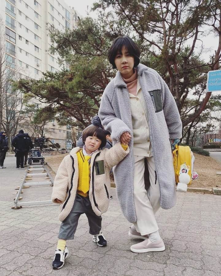 シン・ドンミさんのインスタグラム写真 - (シン・ドンミInstagram)「😀😎🥰 아침이라 정신없는 엄마와 어린이집 끌려가는 아들 🤗 #ㅋㅋㅋㅋ #하준이 #너무귀여워💕  #하이바이마마 #내일도본방사수」3月6日 17時55分 - dongmi_shin