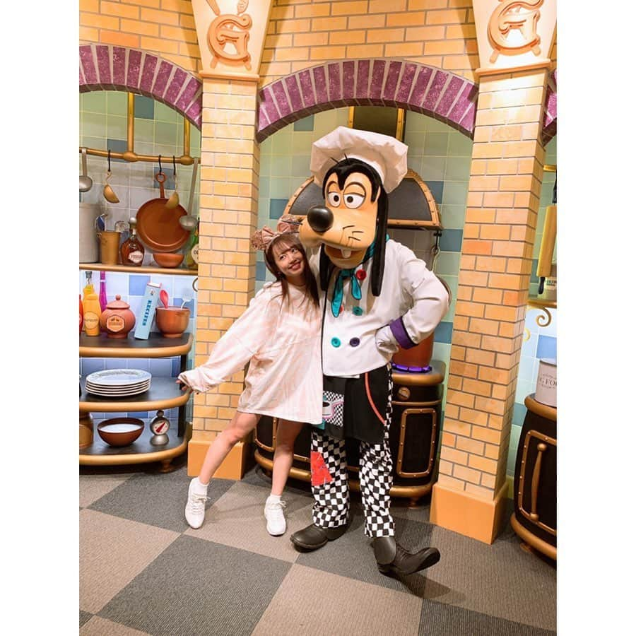 北条佳奈さんのインスタグラム写真 - (北条佳奈Instagram)「アメリカ旅行記🇺🇸day6❤️﻿ ﻿ ﻿ 『え、まだ続いてたの？』とみんなの声が聞こえますが…﻿ ﻿ ﻿ ﻿ 続きます！！！！！！！！（強行突破）﻿ ﻿ ﻿ ﻿ さてさて←﻿ この日は夜からディズニーランドホテル内にあるキャラクターダイニング【グーフィーズ・キッチン】へ行ってきました😍﻿ ﻿ ﻿ ﻿ みんながたくさん調べてくれて予約もしてくれてそこにいえーいって便乗タイプの私💃←﻿ ﻿ ﻿ ﻿ たくさんのキャラクターに会えるビュッフェだよ😍💓﻿ 入口では主役グーフィーが迎えてくれて包容力と神対応に惚れました🥺好き🥺﻿ ﻿ ﻿ ﻿ キャラクターのコック姿の写真も飾ってあったりほんと可愛い🥺🥺🥺﻿ 写真もいっぱい撮ってもらってサインも書いてもらいました❤️﻿ ﻿ ﻿ ﻿ グーフィー美味しい料理をたくさんありがとう😍﻿ ﻿ ﻿ ﻿ #disneyland_anaheim #disney #disneyland #disneygram #disneyphotography #disneyphoto #disneylife #disneyfans #disneyworld #goofyskitchen #ディズニーランド #ディズニー #アナハイムディズニー #ディズニー写真 #ディズニー好き #グーフィーズキッチン #キャラクターダイニング #tagsforlikes #instagood #followｍe #🏰」3月6日 17時57分 - kana_hojyo