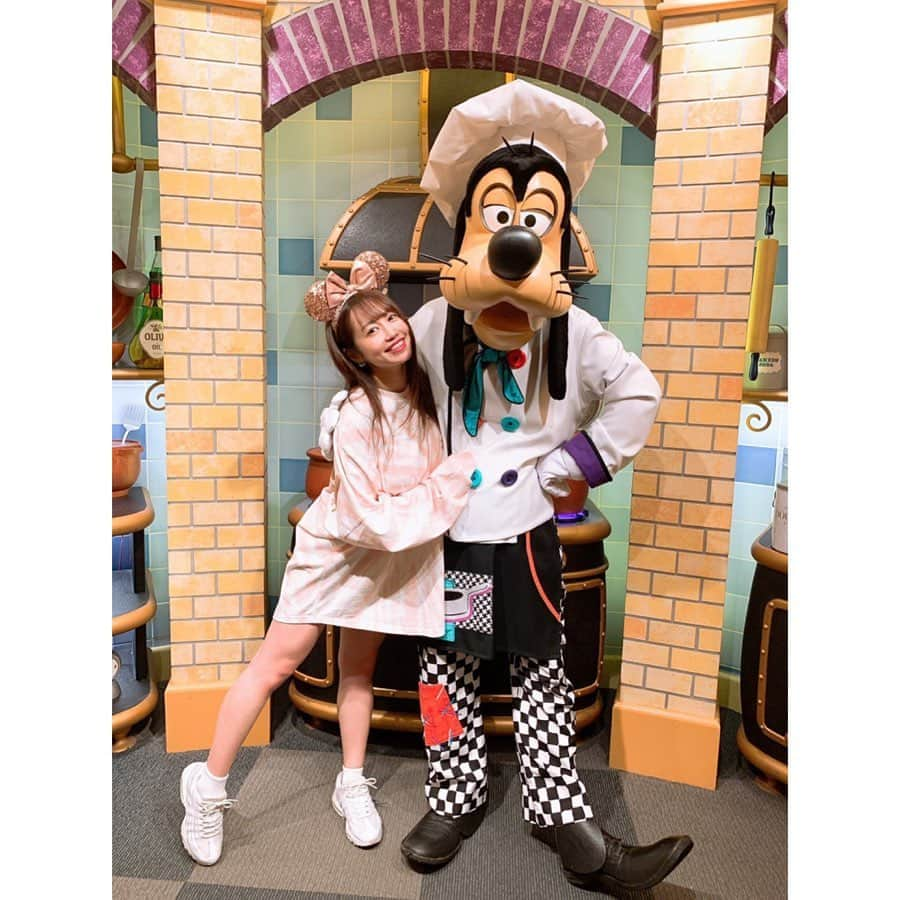 北条佳奈のインスタグラム：「アメリカ旅行記🇺🇸day6❤️﻿ ﻿ ﻿ 『え、まだ続いてたの？』とみんなの声が聞こえますが…﻿ ﻿ ﻿ ﻿ 続きます！！！！！！！！（強行突破）﻿ ﻿ ﻿ ﻿ さてさて←﻿ この日は夜からディズニーランドホテル内にあるキャラクターダイニング【グーフィーズ・キッチン】へ行ってきました😍﻿ ﻿ ﻿ ﻿ みんながたくさん調べてくれて予約もしてくれてそこにいえーいって便乗タイプの私💃←﻿ ﻿ ﻿ ﻿ たくさんのキャラクターに会えるビュッフェだよ😍💓﻿ 入口では主役グーフィーが迎えてくれて包容力と神対応に惚れました🥺好き🥺﻿ ﻿ ﻿ ﻿ キャラクターのコック姿の写真も飾ってあったりほんと可愛い🥺🥺🥺﻿ 写真もいっぱい撮ってもらってサインも書いてもらいました❤️﻿ ﻿ ﻿ ﻿ グーフィー美味しい料理をたくさんありがとう😍﻿ ﻿ ﻿ ﻿ #disneyland_anaheim #disney #disneyland #disneygram #disneyphotography #disneyphoto #disneylife #disneyfans #disneyworld #goofyskitchen #ディズニーランド #ディズニー #アナハイムディズニー #ディズニー写真 #ディズニー好き #グーフィーズキッチン #キャラクターダイニング #tagsforlikes #instagood #followｍe #🏰」