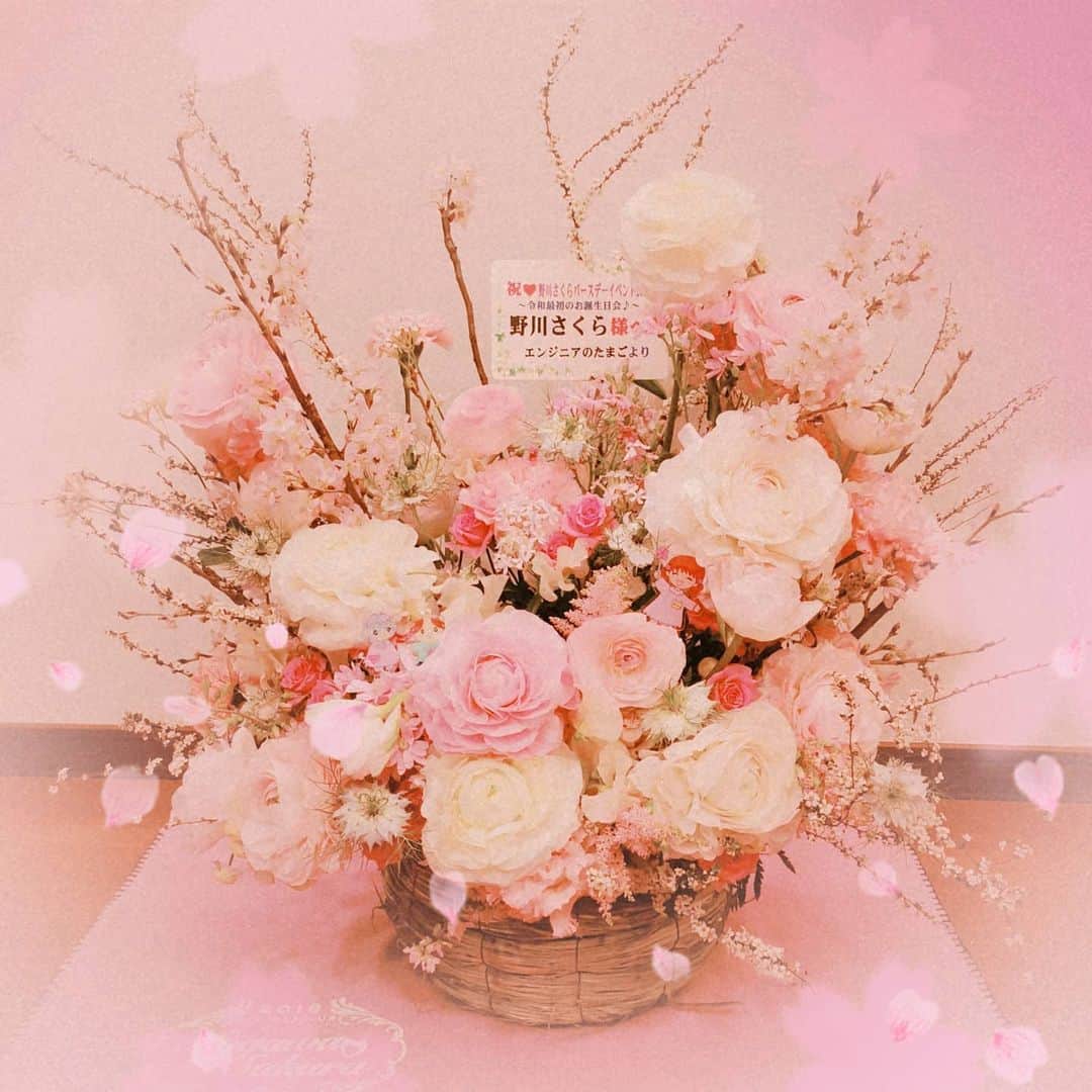 野川さくらのインスタグラム：「2020.3.1 #さくにゃんのお誕生日♪ #さくにゃんのお誕生日2020年♪ #事務所にお花が届きました☆ #ありがとうございました♡ #にゃんきゅ〜♪です♡ #エンジニアのたまごさん♡ #萌ちゃん♡ #サンリオ #シナモンロール♡ #令和最初のお誕生日会 #声優 #ファンクラブ #さくらClub #にゃんスタグラム #野川さくら #さくにゃん #野川さくらのチョコレートたいむ #野川さくらのチョコレートたいむ第36回目」