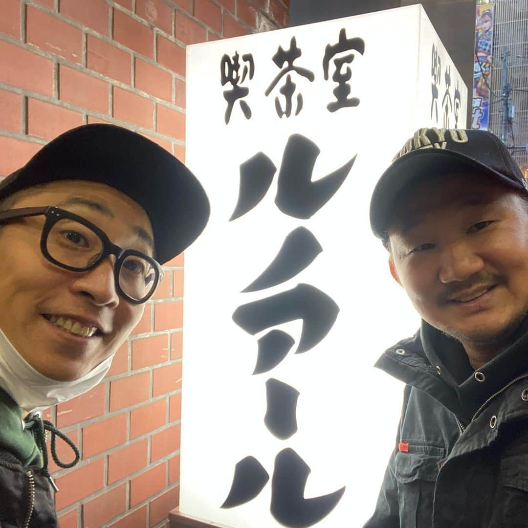 植田朝日のインスタグラム：「🔵🔴﻿ ﻿ 喫茶室でワカチコボーイと悪巧み⁉️﻿ ﻿ なんかデカメロンな事をやりますか！w﻿ ﻿ ﻿ ﻿ ホントは隣から聞こえるマルチなお話が面白くて集中出来なかったのはナイショです。。。﻿ ﻿ #tokyo12 #デカメロン伝説」