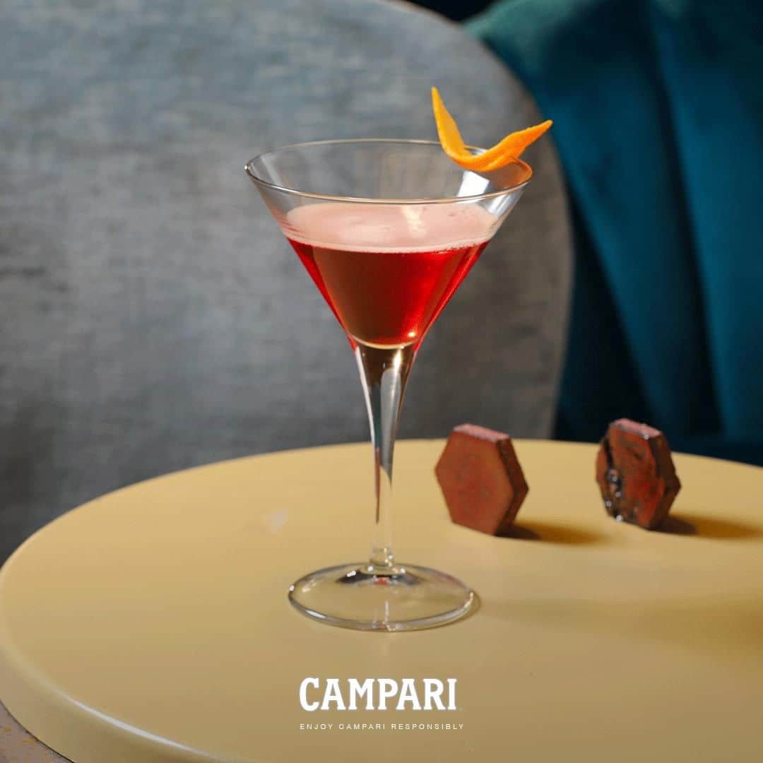 Campari Japanさんのインスタグラム写真 - (Campari JapanInstagram)「カンパリレッドの情熱は、決して消えない。⁠ ⁠ #CAMPARI #アペリティーボ #カンパリレッド #Negroni #ネグローニ #イタリア #カクテル #cocktail #mixology #ミクソロジー #ミラノ #drinks #食前酒 #カンパリ #リキュール #お酒好きな人と繋がりたい #バーテンダー #bar #お酒  #レシピ  #ネグローニツイスト #160周年 #ライフスタイル」3月6日 18時01分 - camparijapan