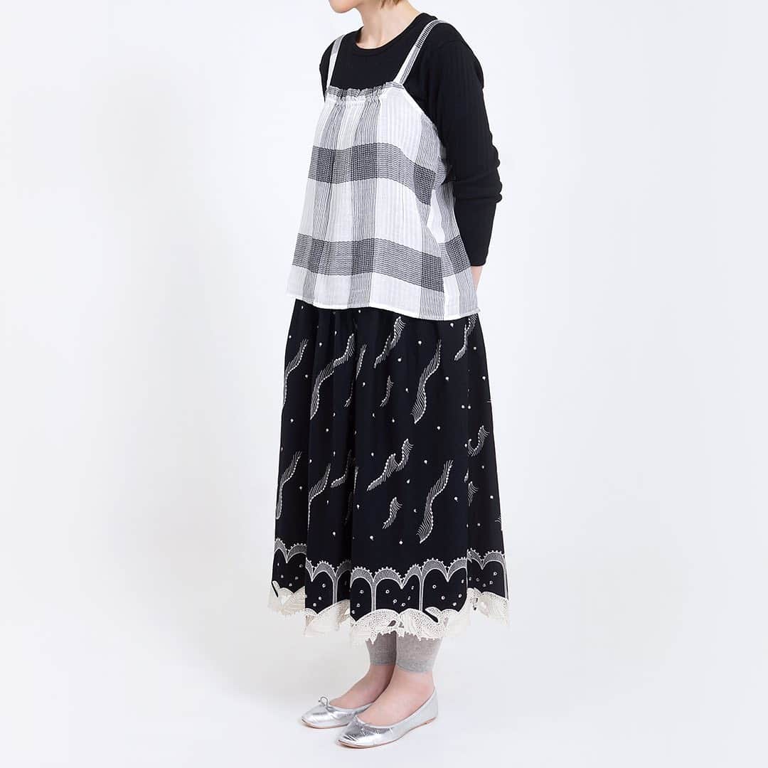 marbleSUD(マーブルシュッド) のインスタグラム：「昨日から全店で発売となった「Kujira Lace」シリーズのBLACK。早くも人気を集めています。直営店で人気のコーディネートは断トツでセットアップ。シックな装いがホット！﻿ ﻿ そこで今回は、エレガントなイメージの強いKujira LaceのBLACKを、カジュアルにコーディネートしてみました。白と黒のツートーンが可愛くなりすぎず◎インポートアイテムもたくさん入荷していますので、コーディネートの可能性は無限大に広がりそうです。」