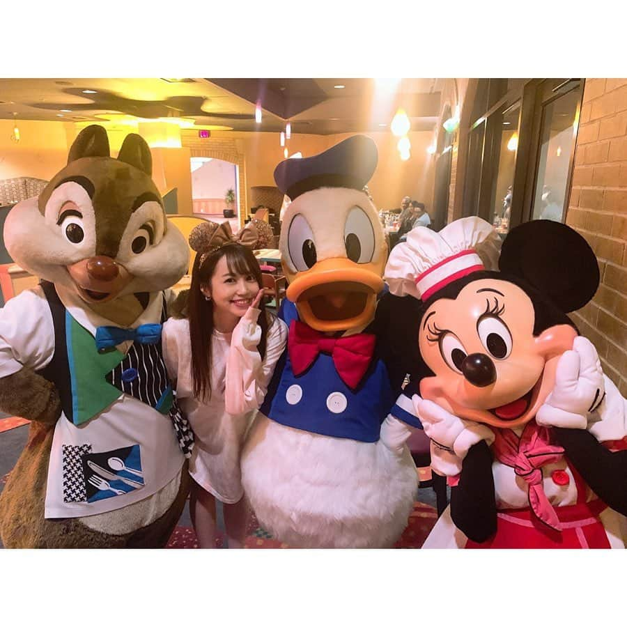 北条佳奈さんのインスタグラム写真 - (北条佳奈Instagram)「アメリカ旅行記🇺🇸day6❤️その2﻿ ﻿ ﻿ ﻿ この日はそんなに混んでなかったのでたくさんキャラクターがテーブルに遊びに来てくれたよ😭﻿ ﻿ ﻿ 料理も美味しいし、みんなたくさん遊びにきてくれるし、忙しかった😂🌈💕﻿ ﻿ ﻿ ﻿ 9枚目はデールに向かって『チップありがと〜🐿❤️』って言ってしまって、ガーンってしてるデールさん😂﻿ ごめんよデール…😭﻿ ﻿ ﻿ ﻿ ﻿ ミニーちゃん、ドナルド、デールに囲まれて撮れるなんて本当にラッキーだしとってもとっても幸せな時間なのでした🥺💓﻿ ﻿ ﻿ ﻿ ﻿ #disneyland_anaheim #disney #disneyland #disneygram #disneyphotography #disneyphoto #disneylife #disneyfans #disneyworld #goofyskitchen #ディズニーランド #ディズニー #アナハイムディズニー #ディズニー写真 #ディズニー好き #グーフィーズキッチン #キャラクターダイニング #tagsforlikes #instagood #followｍe #🏰」3月6日 18時03分 - kana_hojyo