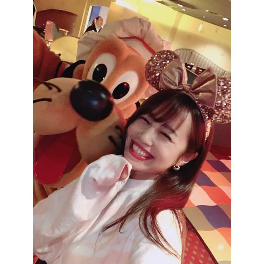 北条佳奈さんのインスタグラム写真 - (北条佳奈Instagram)「アメリカ旅行記🇺🇸day6❤️その2﻿ ﻿ ﻿ ﻿ この日はそんなに混んでなかったのでたくさんキャラクターがテーブルに遊びに来てくれたよ😭﻿ ﻿ ﻿ 料理も美味しいし、みんなたくさん遊びにきてくれるし、忙しかった😂🌈💕﻿ ﻿ ﻿ ﻿ 9枚目はデールに向かって『チップありがと〜🐿❤️』って言ってしまって、ガーンってしてるデールさん😂﻿ ごめんよデール…😭﻿ ﻿ ﻿ ﻿ ﻿ ミニーちゃん、ドナルド、デールに囲まれて撮れるなんて本当にラッキーだしとってもとっても幸せな時間なのでした🥺💓﻿ ﻿ ﻿ ﻿ ﻿ #disneyland_anaheim #disney #disneyland #disneygram #disneyphotography #disneyphoto #disneylife #disneyfans #disneyworld #goofyskitchen #ディズニーランド #ディズニー #アナハイムディズニー #ディズニー写真 #ディズニー好き #グーフィーズキッチン #キャラクターダイニング #tagsforlikes #instagood #followｍe #🏰」3月6日 18時03分 - kana_hojyo