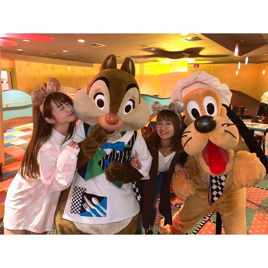 北条佳奈さんのインスタグラム写真 - (北条佳奈Instagram)「アメリカ旅行記🇺🇸day6❤️その2﻿ ﻿ ﻿ ﻿ この日はそんなに混んでなかったのでたくさんキャラクターがテーブルに遊びに来てくれたよ😭﻿ ﻿ ﻿ 料理も美味しいし、みんなたくさん遊びにきてくれるし、忙しかった😂🌈💕﻿ ﻿ ﻿ ﻿ 9枚目はデールに向かって『チップありがと〜🐿❤️』って言ってしまって、ガーンってしてるデールさん😂﻿ ごめんよデール…😭﻿ ﻿ ﻿ ﻿ ﻿ ミニーちゃん、ドナルド、デールに囲まれて撮れるなんて本当にラッキーだしとってもとっても幸せな時間なのでした🥺💓﻿ ﻿ ﻿ ﻿ ﻿ #disneyland_anaheim #disney #disneyland #disneygram #disneyphotography #disneyphoto #disneylife #disneyfans #disneyworld #goofyskitchen #ディズニーランド #ディズニー #アナハイムディズニー #ディズニー写真 #ディズニー好き #グーフィーズキッチン #キャラクターダイニング #tagsforlikes #instagood #followｍe #🏰」3月6日 18時03分 - kana_hojyo