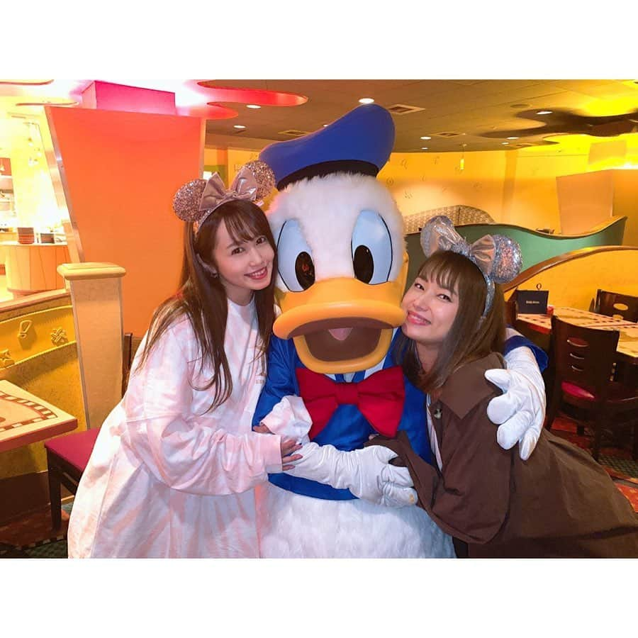 北条佳奈さんのインスタグラム写真 - (北条佳奈Instagram)「アメリカ旅行記🇺🇸day6❤️その2﻿ ﻿ ﻿ ﻿ この日はそんなに混んでなかったのでたくさんキャラクターがテーブルに遊びに来てくれたよ😭﻿ ﻿ ﻿ 料理も美味しいし、みんなたくさん遊びにきてくれるし、忙しかった😂🌈💕﻿ ﻿ ﻿ ﻿ 9枚目はデールに向かって『チップありがと〜🐿❤️』って言ってしまって、ガーンってしてるデールさん😂﻿ ごめんよデール…😭﻿ ﻿ ﻿ ﻿ ﻿ ミニーちゃん、ドナルド、デールに囲まれて撮れるなんて本当にラッキーだしとってもとっても幸せな時間なのでした🥺💓﻿ ﻿ ﻿ ﻿ ﻿ #disneyland_anaheim #disney #disneyland #disneygram #disneyphotography #disneyphoto #disneylife #disneyfans #disneyworld #goofyskitchen #ディズニーランド #ディズニー #アナハイムディズニー #ディズニー写真 #ディズニー好き #グーフィーズキッチン #キャラクターダイニング #tagsforlikes #instagood #followｍe #🏰」3月6日 18時03分 - kana_hojyo