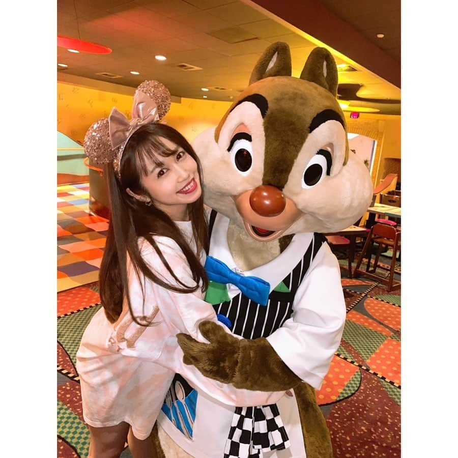 北条佳奈さんのインスタグラム写真 - (北条佳奈Instagram)「アメリカ旅行記🇺🇸day6❤️その2﻿ ﻿ ﻿ ﻿ この日はそんなに混んでなかったのでたくさんキャラクターがテーブルに遊びに来てくれたよ😭﻿ ﻿ ﻿ 料理も美味しいし、みんなたくさん遊びにきてくれるし、忙しかった😂🌈💕﻿ ﻿ ﻿ ﻿ 9枚目はデールに向かって『チップありがと〜🐿❤️』って言ってしまって、ガーンってしてるデールさん😂﻿ ごめんよデール…😭﻿ ﻿ ﻿ ﻿ ﻿ ミニーちゃん、ドナルド、デールに囲まれて撮れるなんて本当にラッキーだしとってもとっても幸せな時間なのでした🥺💓﻿ ﻿ ﻿ ﻿ ﻿ #disneyland_anaheim #disney #disneyland #disneygram #disneyphotography #disneyphoto #disneylife #disneyfans #disneyworld #goofyskitchen #ディズニーランド #ディズニー #アナハイムディズニー #ディズニー写真 #ディズニー好き #グーフィーズキッチン #キャラクターダイニング #tagsforlikes #instagood #followｍe #🏰」3月6日 18時03分 - kana_hojyo