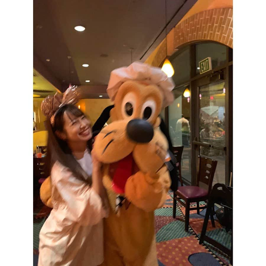 北条佳奈さんのインスタグラム写真 - (北条佳奈Instagram)「アメリカ旅行記🇺🇸day6❤️その2﻿ ﻿ ﻿ ﻿ この日はそんなに混んでなかったのでたくさんキャラクターがテーブルに遊びに来てくれたよ😭﻿ ﻿ ﻿ 料理も美味しいし、みんなたくさん遊びにきてくれるし、忙しかった😂🌈💕﻿ ﻿ ﻿ ﻿ 9枚目はデールに向かって『チップありがと〜🐿❤️』って言ってしまって、ガーンってしてるデールさん😂﻿ ごめんよデール…😭﻿ ﻿ ﻿ ﻿ ﻿ ミニーちゃん、ドナルド、デールに囲まれて撮れるなんて本当にラッキーだしとってもとっても幸せな時間なのでした🥺💓﻿ ﻿ ﻿ ﻿ ﻿ #disneyland_anaheim #disney #disneyland #disneygram #disneyphotography #disneyphoto #disneylife #disneyfans #disneyworld #goofyskitchen #ディズニーランド #ディズニー #アナハイムディズニー #ディズニー写真 #ディズニー好き #グーフィーズキッチン #キャラクターダイニング #tagsforlikes #instagood #followｍe #🏰」3月6日 18時03分 - kana_hojyo