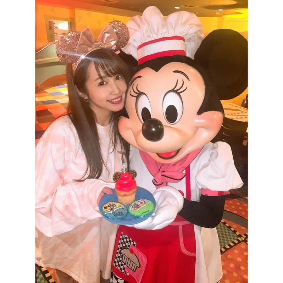 北条佳奈さんのインスタグラム写真 - (北条佳奈Instagram)「アメリカ旅行記🇺🇸day6❤️その3﻿ ﻿ ﻿ （グーフィーズキッチンまだ続きます…笑）﻿ ﻿ ﻿ ﻿ 私の永遠のアイドルミニーちゃん🥺❤️﻿ ﻿ ﻿ たくさん写真撮ってもらったし、たくさんハグしたし、拙い英語でミニーちゃんへの想いも伝えられたし、とてもとてもとても幸せ🥰﻿ 毎秒可愛かった…🥺﻿ ﻿ ﻿ 一生懸命サインを書くミニーちゃん尊い🥺﻿ ﻿ #mmag もある…🥺可愛い…🥺（8枚目）﻿ ﻿ ﻿ ﻿ ﻿ さて、手に持ってるケーキは何でしょうか🤤🍰﻿ その4に続きます🥺（長い！）﻿ ﻿ ﻿ ﻿ ﻿ #disneyland_anaheim #disney #disneyland #disneygram #disneyphotography #disneyphoto #disneylife #disneyfans #disneyworld #goofyskitchen #ディズニーランド #ディズニー #アナハイムディズニー #ディズニー写真 #ディズニー好き #グーフィーズキッチン #キャラクターダイニング #tagsforlikes #instagood #followｍe #🏰」3月6日 18時10分 - kana_hojyo