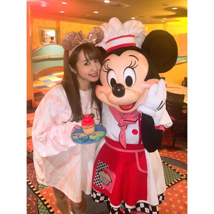 北条佳奈のインスタグラム：「アメリカ旅行記🇺🇸day6❤️その3﻿ ﻿ ﻿ （グーフィーズキッチンまだ続きます…笑）﻿ ﻿ ﻿ ﻿ 私の永遠のアイドルミニーちゃん🥺❤️﻿ ﻿ ﻿ たくさん写真撮ってもらったし、たくさんハグしたし、拙い英語でミニーちゃんへの想いも伝えられたし、とてもとてもとても幸せ🥰﻿ 毎秒可愛かった…🥺﻿ ﻿ ﻿ 一生懸命サインを書くミニーちゃん尊い🥺﻿ ﻿ #mmag もある…🥺可愛い…🥺（8枚目）﻿ ﻿ ﻿ ﻿ ﻿ さて、手に持ってるケーキは何でしょうか🤤🍰﻿ その4に続きます🥺（長い！）﻿ ﻿ ﻿ ﻿ ﻿ #disneyland_anaheim #disney #disneyland #disneygram #disneyphotography #disneyphoto #disneylife #disneyfans #disneyworld #goofyskitchen #ディズニーランド #ディズニー #アナハイムディズニー #ディズニー写真 #ディズニー好き #グーフィーズキッチン #キャラクターダイニング #tagsforlikes #instagood #followｍe #🏰」