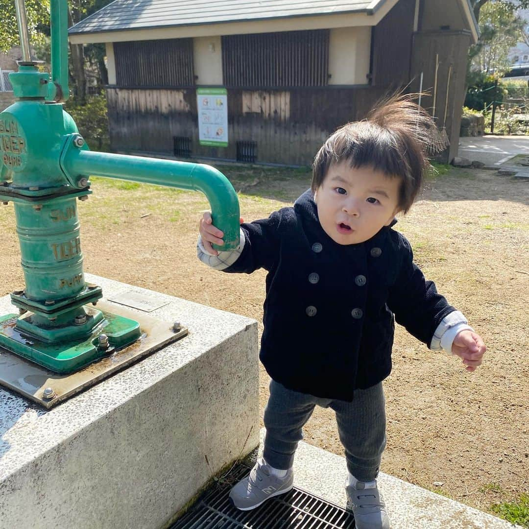 小川ひとみさんのインスタグラム写真 - (小川ひとみInstagram)「幼馴染３人組🥰 神戸に帰る楽しみの一つは 仲良しの友人達と息子達の成長を一緒に見守る事❤️ と言いながら友人達との積もり積もった近情報告が楽しみ😘 みんな同じコートを着て、 実は中のニットもお揃いを着て 将来この写真を見せるのが楽しみだったり☺️ 可愛い素敵な絵本を教えてもらったり 美味しいスイーツを教えてもらったり 情報たーくさんもらって帰ってきました✨✨✨ また次は４月かな🌸🌸 みんなでお花見行けるといいなぁ🌈 #幼馴染 #１歳 #friends #boys」3月6日 18時10分 - hitomy220