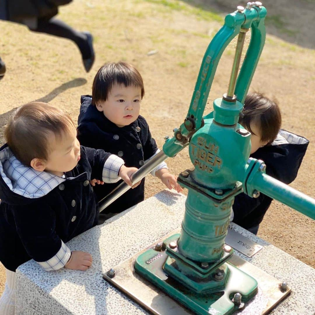 小川ひとみさんのインスタグラム写真 - (小川ひとみInstagram)「幼馴染３人組🥰 神戸に帰る楽しみの一つは 仲良しの友人達と息子達の成長を一緒に見守る事❤️ と言いながら友人達との積もり積もった近情報告が楽しみ😘 みんな同じコートを着て、 実は中のニットもお揃いを着て 将来この写真を見せるのが楽しみだったり☺️ 可愛い素敵な絵本を教えてもらったり 美味しいスイーツを教えてもらったり 情報たーくさんもらって帰ってきました✨✨✨ また次は４月かな🌸🌸 みんなでお花見行けるといいなぁ🌈 #幼馴染 #１歳 #friends #boys」3月6日 18時10分 - hitomy220