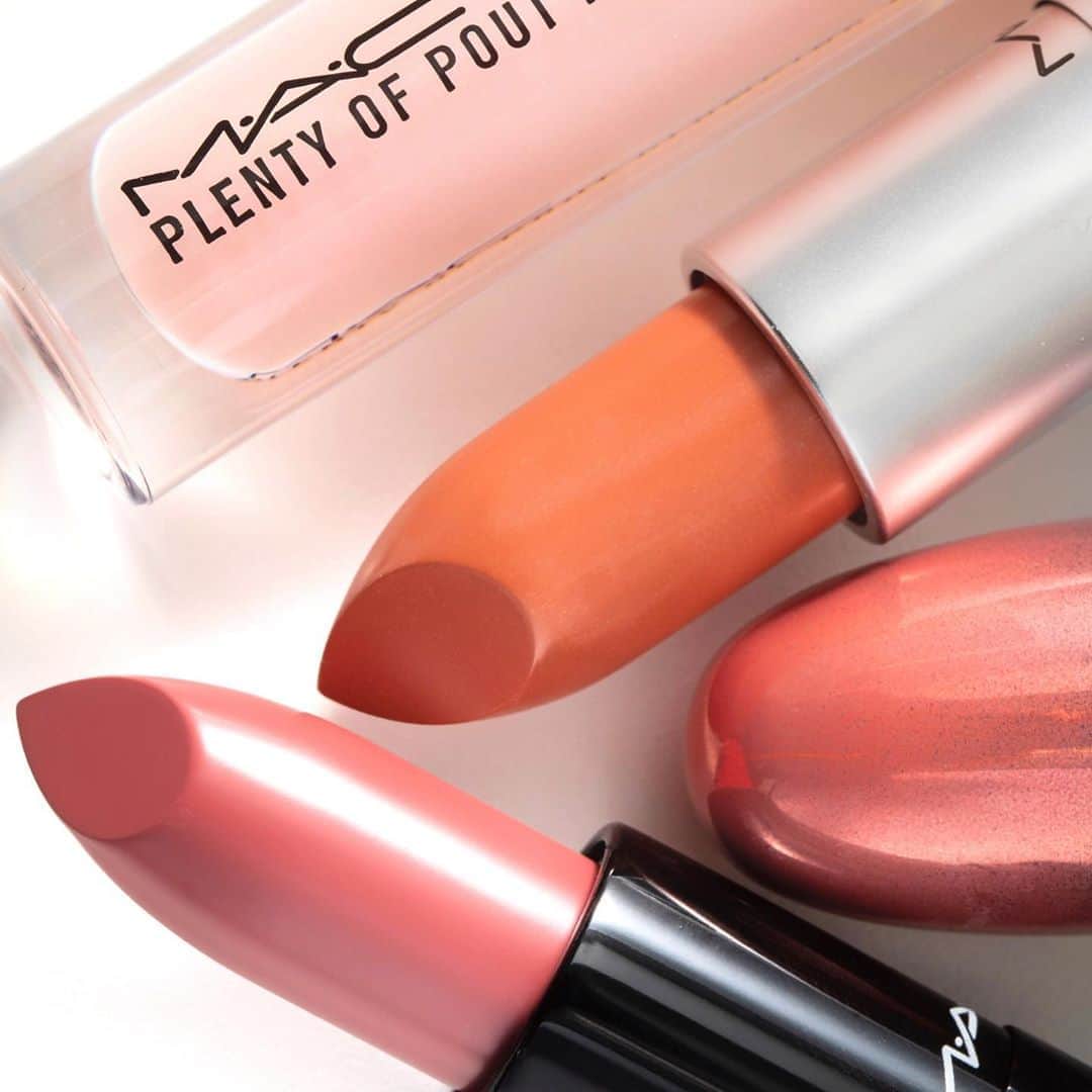 M∙A∙C Cosmetics Japanのインスタグラム：「春に向けて、メイクをアップデート💄﻿ 口もとはピーチやローズカラーをベースに﻿、グロスを重ねてフレッシュなムードに🌸﻿ 使用イメージは前の投稿をチェック👉﻿ ﻿ ﻿ ↓↓掲載製品↓↓(上から)﻿ ☑︎プレンティ オブ パウト プランピング リップグロス﻿ ☑︎リップスティック: ソフト キッシーズ﻿ ☑︎リップスティック: アンダー ザ カバーズ﻿ ﻿ ﻿ DESIGN:﻿ M·A·C ARTIST RINO KASAI @rino416﻿ DAIKI SHIMIZU @macpro_tokyo ﻿ PHOTO:﻿ @takaki_iwata ﻿ ﻿ ﻿ #MACCosmeticsJapan #MACコスメ #MACCosmetics #メイク #コスメ #メイクアップ #リップスティック #リップメイク #リップグロス #口紅 #コスメ紹介 #春メイク #春コスメ ##メイク道具 #メイクプロセス #メイク用品 #セルフメイク #今日のメイク #お気に入りコスメ #MACリップ #MACLoveslips #MAClipstick #cosmetics #makeup」