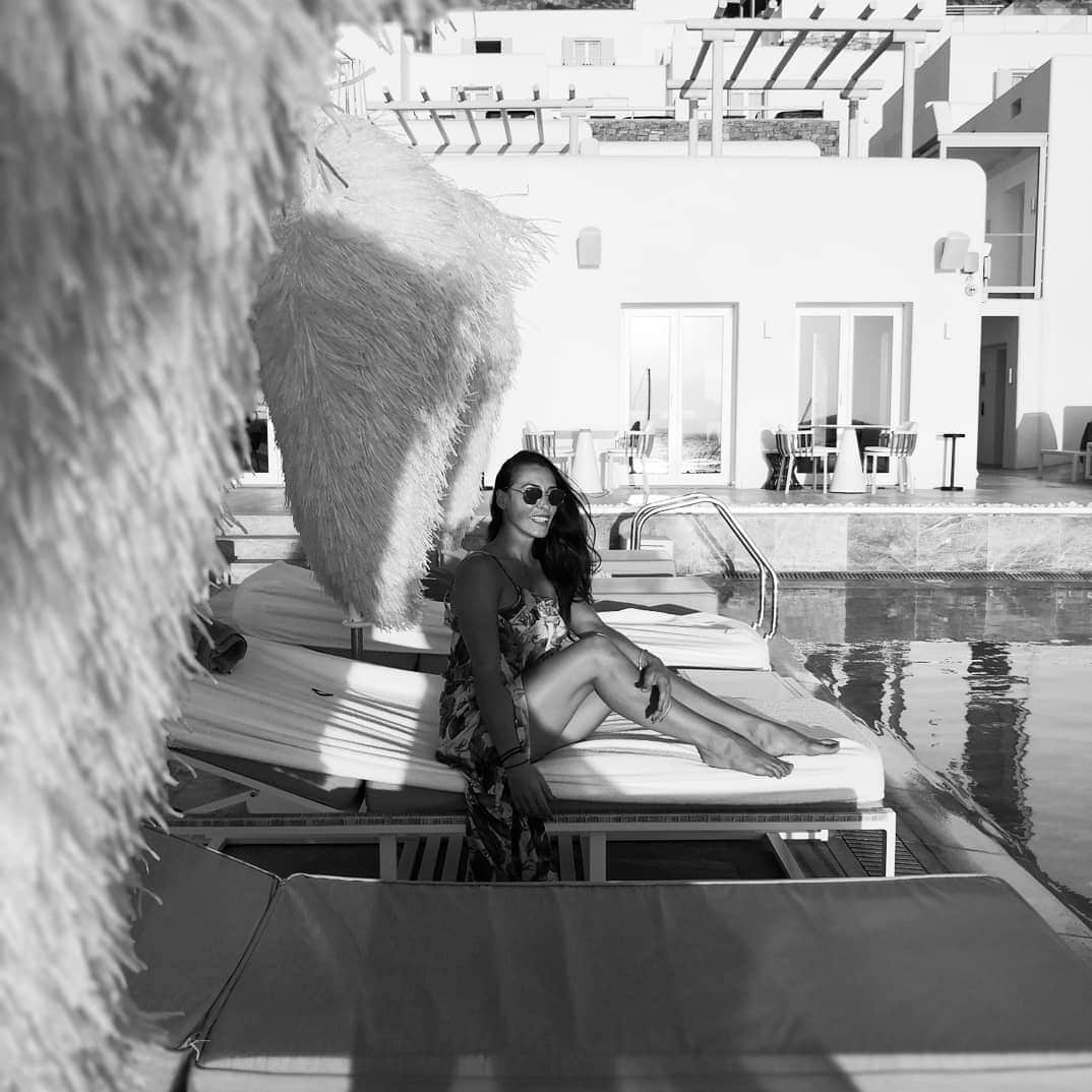 カタリナ・ポノルのインスタグラム：「Can't wait for the Summer!  #tbt #Greece #vacation #sun #relaxing #beach #pool #mykonos Photo by @vasilikimillousi ❤Miss you!」
