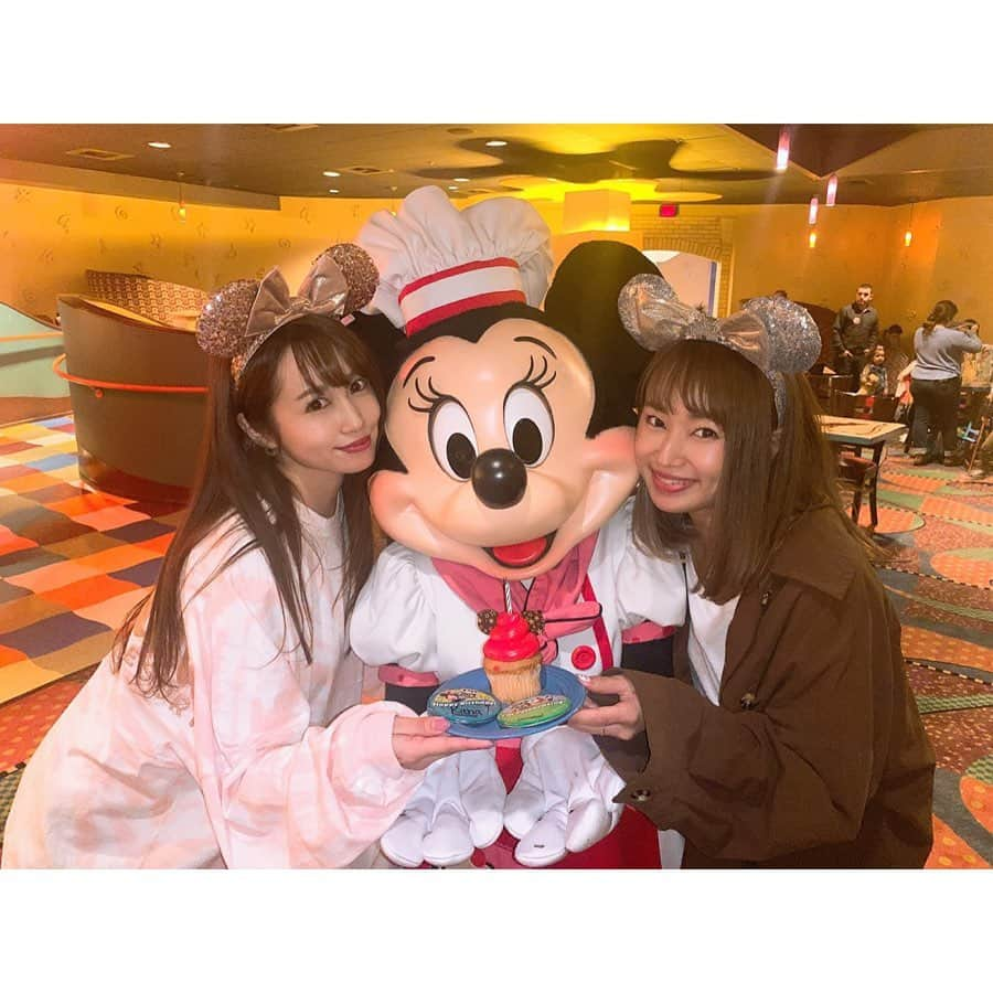 北条佳奈さんのインスタグラム写真 - (北条佳奈Instagram)「アメリカ旅行記🇺🇸day6❤️その4﻿ ﻿ ﻿ ﻿ 遂にその4まできました！笑﻿ これがグーフィーズキッチンラストです🥺﻿ ﻿ ﻿ ﻿ ﻿ ﻿ 先程手に持ってたデザートは…！﻿ なんと…！！！！﻿ まさかの…！！！！！！！！﻿ ﻿ ﻿ 誕生日のサプライズをしてもらいました😭❤️﻿ ﻿ ﻿ ﻿ ﻿ 11月だったし（私の誕生日は9月。そして只今翌年3月←）まさかすぎて本当にびっくり（ ｉ _ ｉ ）﻿ うあぁぁありがとおおおお😭💕﻿ ﻿ ﻿ そしてこの旅で欲しいけど少しでも節約しようと我慢してたリュックをプレゼントしてもらいました😭😭😭﻿ 可愛いいいいいいい😭💓﻿ ﻿ ﻿ ﻿ 叫んだ😭😭😭😭❤️﻿ ﻿ ﻿ ﻿ ﻿ ﻿ レストランの予約とかプレゼント探しもいっぱい動いてくれてたみたいで、もう！とにかく！嬉しかった😭🌈🎉﻿ ﻿ ﻿ ﻿ ﻿ 動画のまながたくさん『ハッピーバーレー😍』って叫んでくれてるの愛しい🥰可愛い🥰﻿ ありがとね🥺 ﻿ ﻿ ﻿ 欽也さん﻿ のりちゃん﻿ まな﻿ 本当にありがとう😭🥺😍☺️💕﻿ ﻿ ﻿ ﻿ ﻿ 最後の写真は限定ミニーカチューシャ達の誘惑と戦うまなちゃんです🤣笑﻿ ﻿ ﻿ ﻿ ﻿ 思い出たっぷりすぎるグーフィーズキッチン編でした🥰❤️﻿ ﻿ ﻿ ﻿ ﻿ ﻿ #disneyland_anaheim #disney #disneyland #disneygram #disneyphotography #disneyphoto #disneylife #disneyfans #disneyworld #goofyskitchen #ディズニーランド #ディズニー #アナハイムディズニー #ディズニー写真 #ディズニー好き #グーフィーズキッチン #キャラクターダイニング #tagsforlikes #instagood #followｍe #🏰」3月6日 18時22分 - kana_hojyo