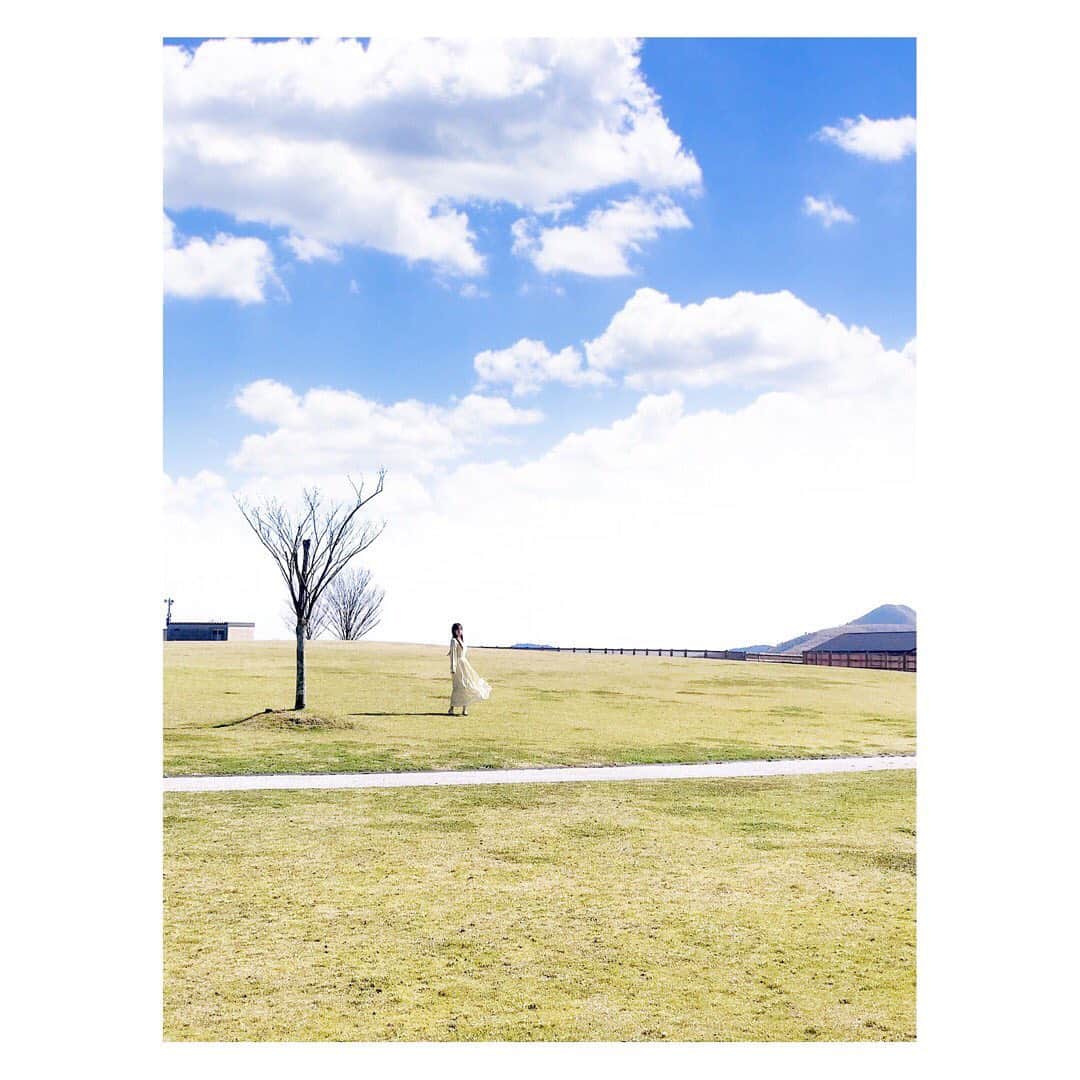 asamiのインスタグラム：「🍃🌸🐝🌸🍃 ﻿ ﻿ 子供達とピクニック♪♪﻿ ﻿ 天気☀️🌈よくて﻿ 気持ちいい✩.*˚﻿ ﻿ ﻿ #平尾台 #太陽浴びる  #地球気持ちいい #公園 #遊ぶ  #親子  #私の世界  #ポートレート 甥っ子﻿ #広場で歩く  #自然 #芝生 #娘とデート」
