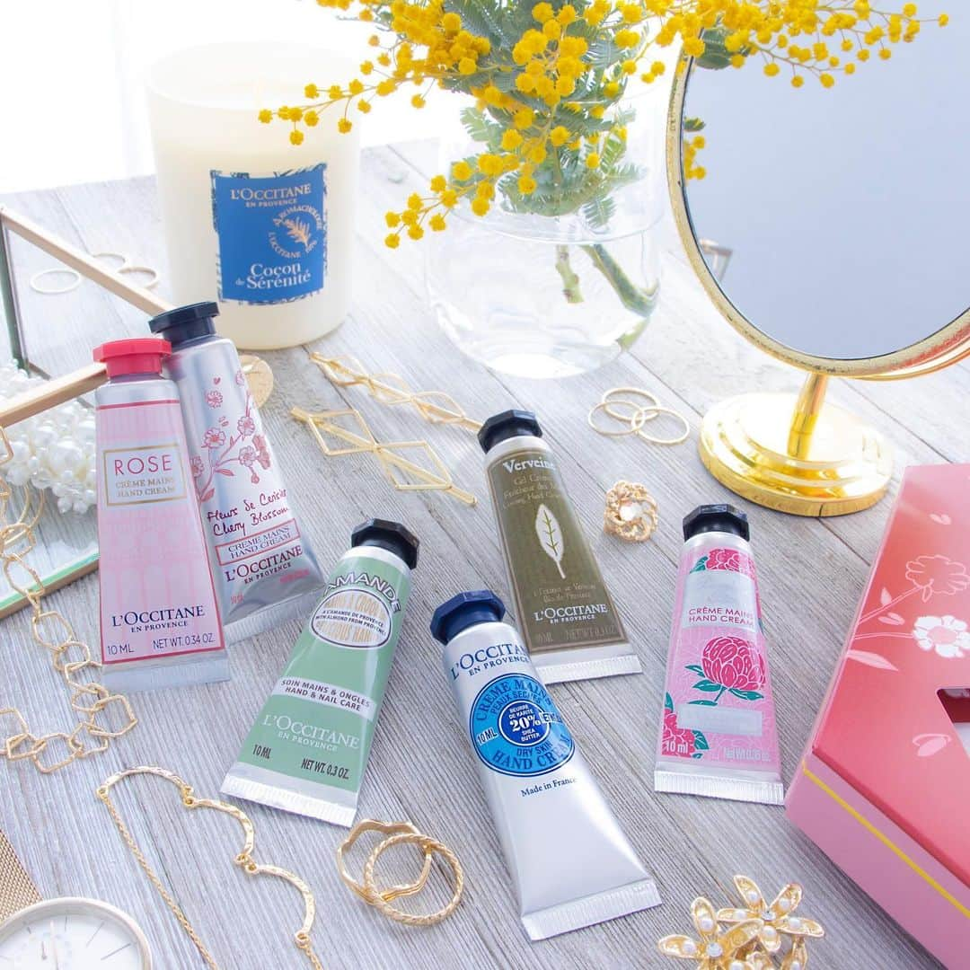 L'OCCITANE en Provenceさんのインスタグラム写真 - (L'OCCITANE en ProvenceInstagram)「6つの香りを、気分によって使い分け👗ミニサイズのハンドクリームセットで、その日の"私らしさ"をチョイスする楽しみを💓﻿ ﻿ ハンドクリームの6本セット﻿ 「GIFT WITH HAPPINES」は、﻿ ﻿ プロヴァンスの春から初夏の香りを﻿ ぎゅっと閉じ込めたスペシャルなセット🎁﻿ ﻿ 6つの香りを束ねたひと箱が、﻿ 仕事やプライベート、多方面で頑張る皆様に﻿ 香りとうるおい、癒しの時間を届けます。﻿ ﻿ もちろん、ちょっぴり贅沢気分を味わう﻿ 自分へのご褒美にもぴったり。﻿ ﻿ ﻿ 6つの香りをチョイスしながら、﻿ その日の気分を彩って！🎨﻿ ﻿ ﻿ \ ハンドクリーム GIFT WITH HAPPINESS /﻿ ﻿ 🍒チェリーブロッサム ソフトハンドクリーム ﻿ ﻿ 桜の花びらのようになめらかな﻿ 手肌に整えるハンドクリーム。﻿ きゅんと可愛い女の子らしい気持ちになりたいときに。﻿ ﻿ ❄️シア ハンドクリーム ﻿ ﻿ 世界中で2秒に1本(*1)売れているハンドクリーム。﻿ 飽きのこない優しい香りで心地よく使えます。﻿ リッチなうるおいで満たされたいときに。﻿ ﻿ 🌸ピオニー フェアリーハンドクリーム ﻿ ﻿ ピオニーが咲く、フェミニンな手先。﻿ 透きとおるようにみずみずしく、なめらかな手肌に。﻿ 女性らしい気持ちになりたいときに。﻿ ﻿ 🌹ローズ ハンドクリーム ﻿ ﻿ 季節を問わず使いやすい、﻿ 軽やかさとしっとり感が嬉しい。﻿ ゴージャスな気持ちになりたいときに。﻿ ﻿ 🌰アーモンド ハンドクリーム ﻿ ﻿ アーモンドオイルで、指先までしなやかに。﻿ アーモンドとバニラのデリシャスな香りで、﻿ テンションを上げたいときに。﻿ ﻿ 🌿ヴァーベナ アイスハンドクリーム ﻿ ﻿ ひんやりクールな感触に変わる﻿ ジェル状のハンドクリームで﻿ イライラした気持ちをクールダウン。﻿ ﻿ ﻿ 乾燥や水仕事、手洗いによる手荒れケアにも👌﻿ ロクシタンのハンドクリームで、手肌に潤いのベールを。﻿ ﻿ ﻿ 【👆】商品タップで詳細をチェック！﻿ ﻿ 公式通販サイトでは、3月2日(月)〜17日(火)まで、﻿ 送料無料キャンペーン実施中！﻿ ﻿ ﻿ (*1)2018年4月～2019年3月ロクシタン全世界のハンドクリームの累計販売実績より﻿ ﻿ ﻿ #美容 #コスメマニア #ハンドクリーム #保湿 #保湿ケア #手洗い #乾燥対策 #指先 #ネイルケア #セルフケア #ホワイトデー #きれいになりたい #女子力向上委員会 #贈り物 #ギフトセット #春コスメ2020 #🎁 #プレゼント #プチギフト #手土産 #ギフト #プロヴァンス #歓送迎会 #ハンドケア #ロクシタン #コスメマニア #コスメ大好き　#コスメ好き #Loccitane #handcream」3月6日 18時37分 - loccitane_jp