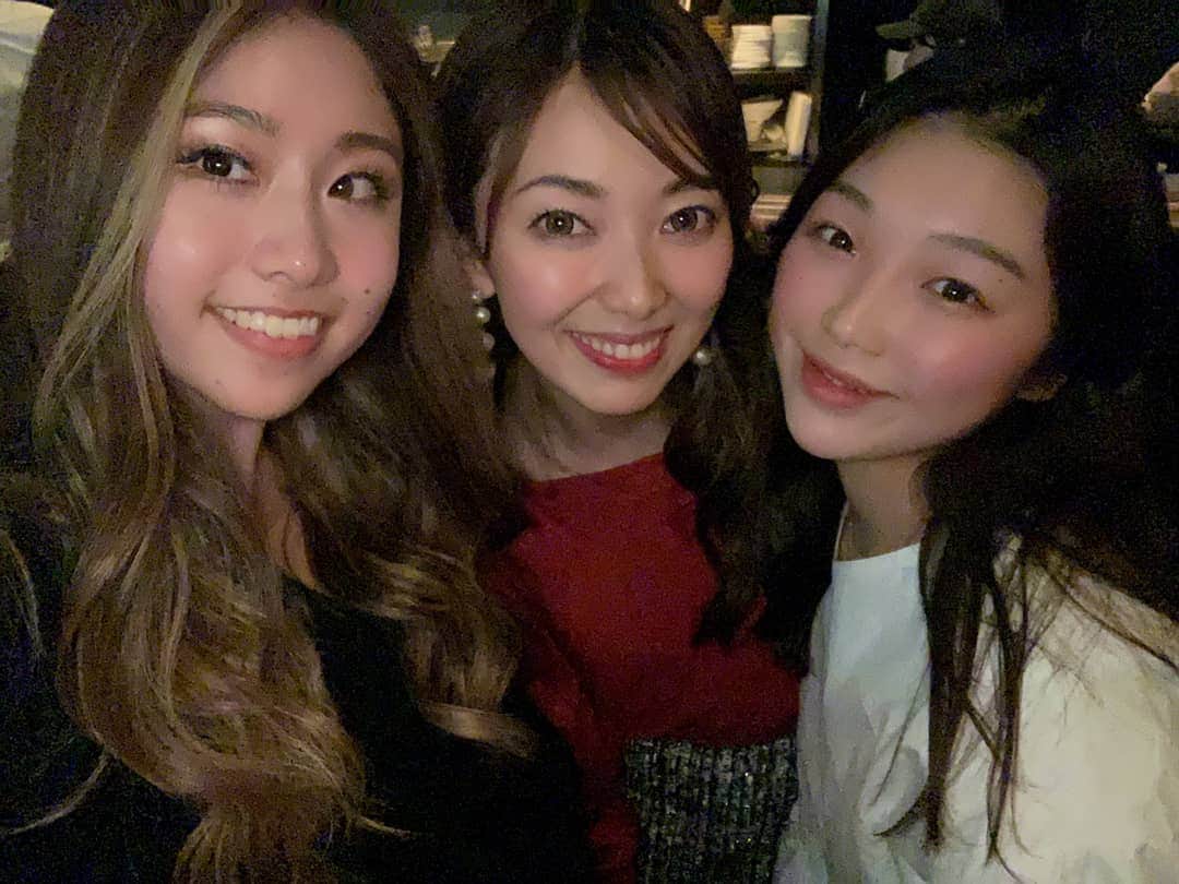 杉山由紀子のインスタグラム：「1まわり💛 * とうとう最近は１まわり年の差の子たちが😆♥️ 両サイド21歳🤭💛 * わたしが20代の時に憧れていた30代にいま自分はなってるかな？✨✨✨ * こうやって刺激を与えあえる友達が年齢関係なくいてくれることに感謝😌✨ * * #友達 #ありがとう #日々感謝」