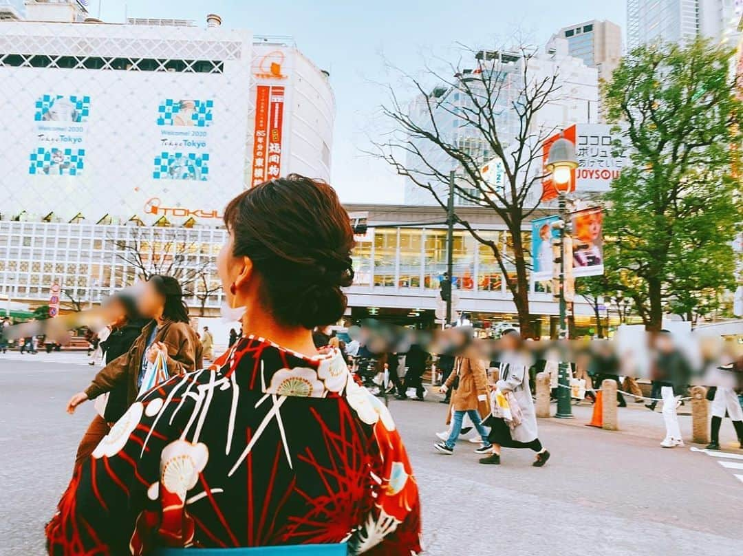 伊織いおさんのインスタグラム写真 - (伊織いおInstagram)「本日2年間通っていた専門学校を卒業いたしました。 このご時世に卒業式を執り行ってもらえて本当に幸運でした。 家に帰れないこともあったり辛いことも沢山あったけど全部結局楽しかったですね☺️ 春から違う環境で頑張っていきます。 応援してね👌 . . . .  #グラビア#グラビアアイドル#インスタグラビア#グラドル#グラドル自画撮り部#自撮り#私服#水着#茶髪#ヘアアレンジ#写真#写真好きな人と繋がりたい#photo#被写体#撮影会#撮影#裸眼#裸眼メイク#メイク好きな人と繋がりたい#ブラウンメイク#肩出し#肩出しファッション#ファッション」3月6日 18時42分 - iocos69