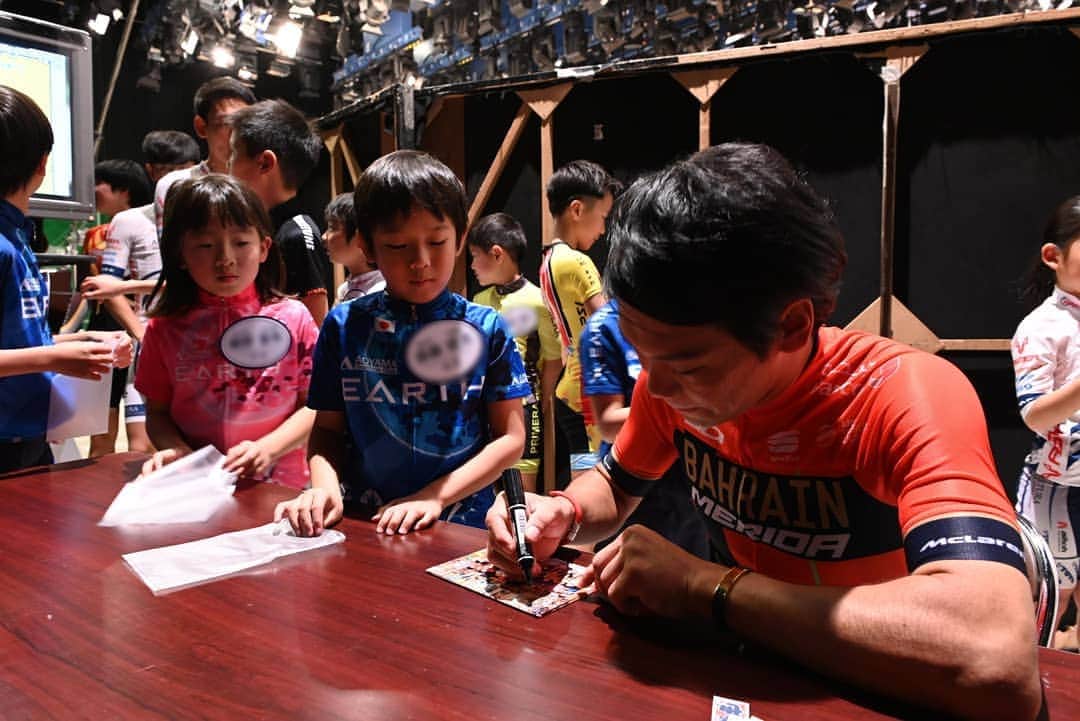 TBS「東京VICTORY」さんのインスタグラム写真 - (TBS「東京VICTORY」Instagram)「明日あさ7時～ #東京VICTORY✨✨ . 普段はフランスを拠点に活躍する自転車🚴ロードレース界のスーパースターにキッズたちの目もキラキラでした😚💗 . 🐶新城選手がロードレースを始めたきっかけは18歳の○○❗ . 🐶新城選手の所属チームはバーレンの王子👑 . 🐶腕立て伏せ10回もできないのに･･･驚きの肉体!? . . 🐶ロードレース1試合の消費カロリーはなんと6000キロカロリー🍔 . 知られざるロードレース界の世界たっぷりと😎😎😎 . #新城幸也  #石垣島 出身 #team #bahran #mclaren #roadrace」3月6日 18時44分 - tbs_tokyo_v