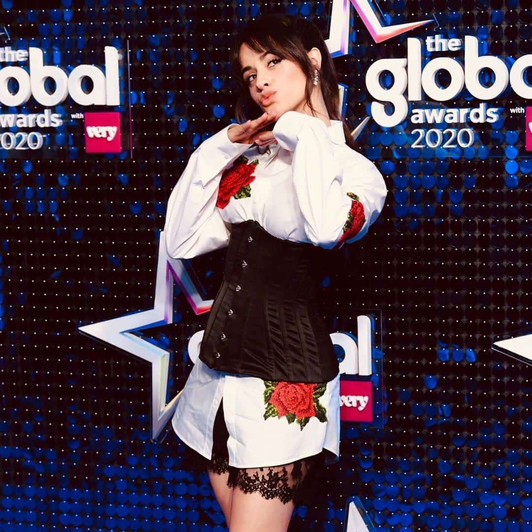 カミラ・カベロさんのインスタグラム写真 - (カミラ・カベロInstagram)「thank u very much @global for having me last night and thank you to my beautiful camilizers for the award! i love you, UK! And your Nandos too 🇬🇧」3月7日 4時28分 - camila_cabello