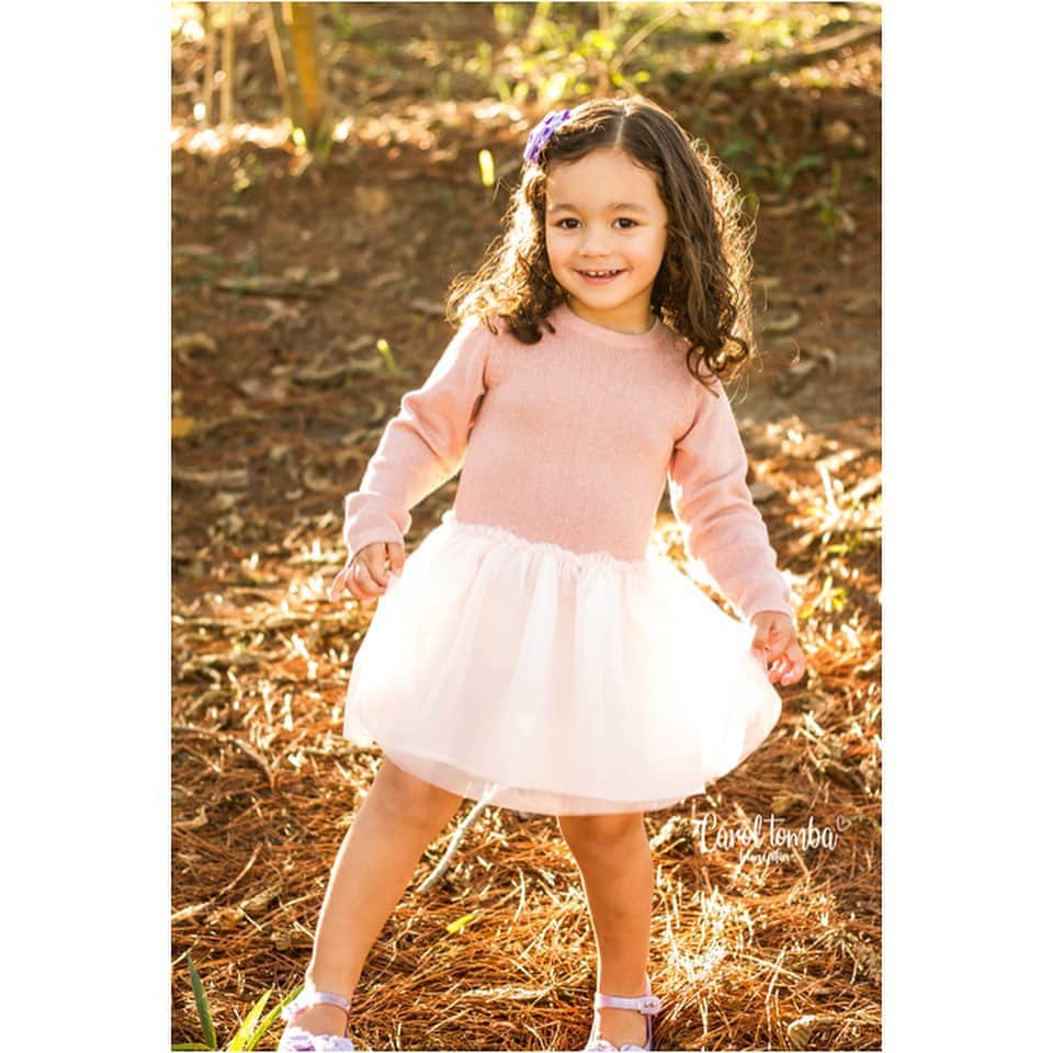 アナ・マリア・カゼミーロのインスタグラム：「⭐️Sara, minha filha, minha princesinha, presente de Deus💜A mamãe e o papai @casemiro te amam mais que tudo. Você é a melhor coisa que aconteceu nas nossas vidas. Meiga, alegre, sorridente e FELIZ!!!😁 Parabéns pelos seus 4 anos💜❤️💖 Continue crescendo com esse coração generoso, cheio de amor e alegre. E oro a Deus que você se torne uma adulta confiante, independente, forte, batalhadora e corajosa!💪🏻💖 TE AMAMOS👨‍👩‍👧 Felicidades🎉🎈🍭🎂🎊」