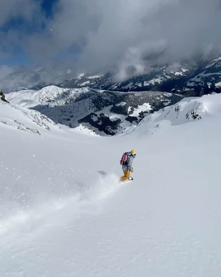 藤森由香のインスタグラム：「Best jet lag cure......... Vail➡️Tokyo ➡️Munich ➡️austria➡️THIS............. #stanton#snowboard#austria#winter#powder#shred#jetlag」