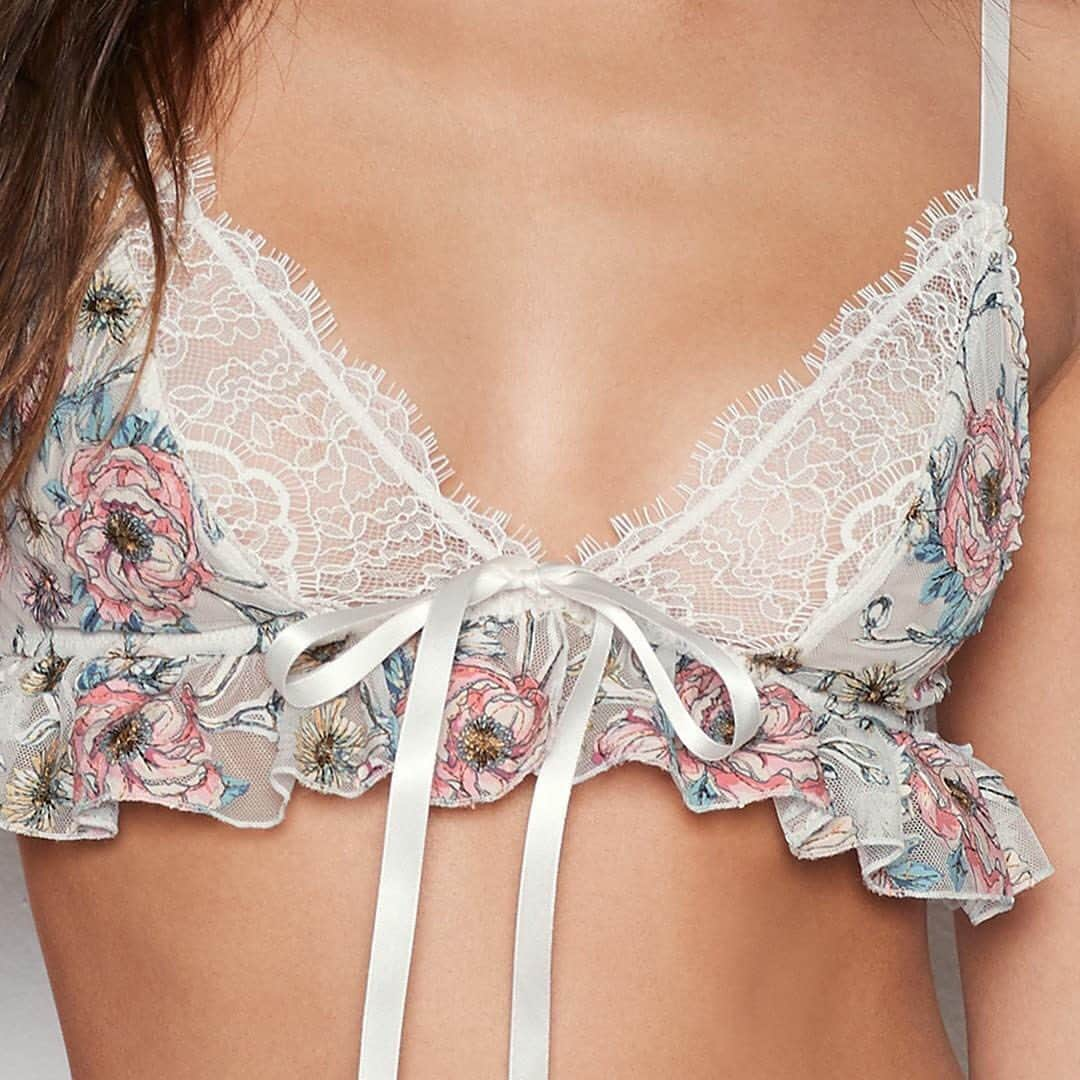 ヴィクトリアズ・シークレットさんのインスタグラム写真 - (ヴィクトリアズ・シークレットInstagram)「Update your bralette with romantic florals and feminine frills.」3月7日 5時03分 - victoriassecret