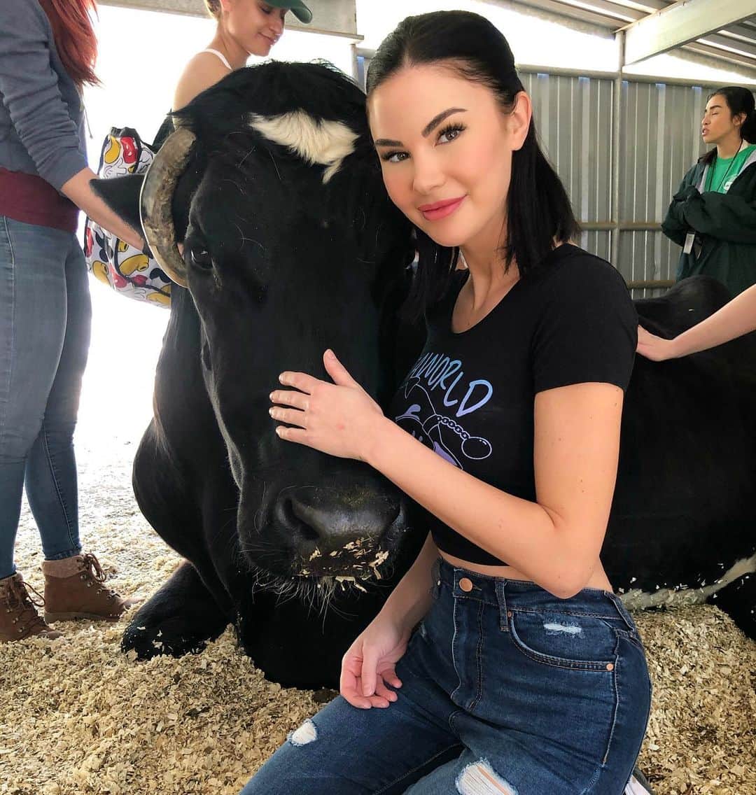 ジェイド・ニコルのインスタグラム：「Cows are sweet and gentle souls. 🐄 They feel happiness, loneliness, fear and love just like we do. 💙They don’t deserve to be trapped, impregnated, have their babies stollen from them and killed for veal or put into the same cycle for dairy and then have painful metal machines attached to their bodies sucking out all their milk until it’s done and then the nightmare starts over again. When they no longer can give birth they are killed. All this so humans can drink cow breast milk!! Cheese, yogurt, sour cream, ice cream, can all be made from nut milks, so skip the torture and make the change!! It’s better for your health, better for the environment and of course saves these sweet animals lives 💙🌱🌎 @thegentlebarn」