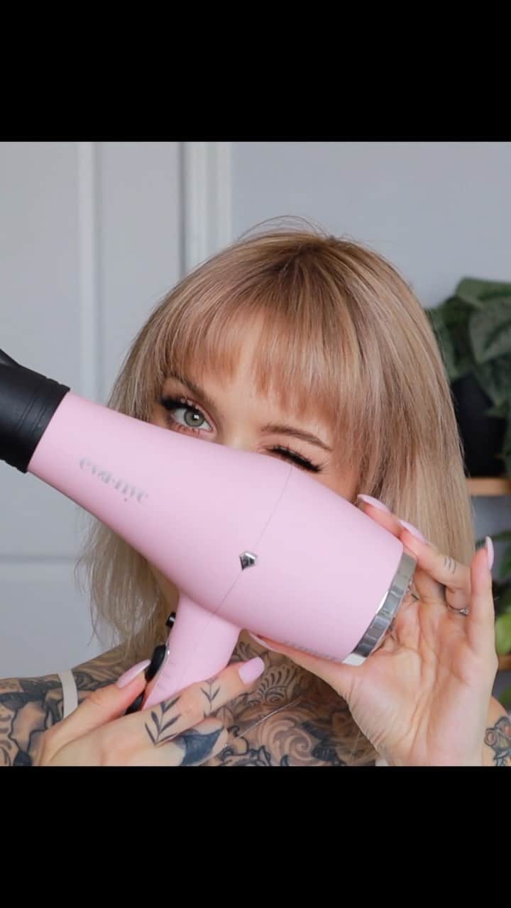 サラ・Xのインスタグラム：「Raise your hand if you wash your hair as little as possible 🙋 you might be wondering why I’m starting a styling video in the shower but if you’re like me with some buildup on your scalp this @evahairnyc Deeptox Exfoliating Sea Salt shampoo (available at @ultabeauty heyyyy) will remove all of that so your style doesn’t fall flat. Bonus: feels pretty amazing.  Next up I did my usual conditioning routine (didn’t fit in this video, sorry y’all) & blowdried in record time with the eva nyc spectrum far infrared dryer ✨followed by the spectrum far-infrared styler for waaaaves 🌊 the far-infrared tech helps fight frizz and they’re both PINK which is honestly pretty cute. For the finishing touch I sprayed all over with the Shapeshifter Texturizing Hairspray! They’re all available at #UltaBeauty if you want to check them out. Hope you enjoyed watching as much as I enjoyed filming it for you 💖 xoxo  #helloimeva #evanyc #hairtutorials #hairtutorial #hairvideos #beachywaves」