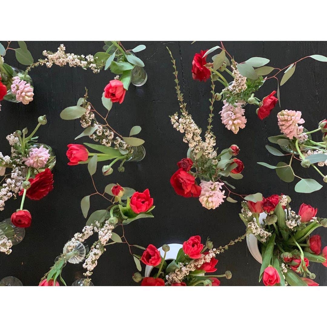 エリン フェザーストンのインスタグラム：「Flower arranging in preparation for my son’s 4th birthday party this weekend. He is all about Spider-Man, and to be clear, the Into The Spiderverse Miles Morales version so we trying to work a black and red color story. I feel like this is a @projectrunwaybravo kind of design challenge for me. Do you think I can pull it off? Something my son will love that I can love too?  #thefetherednest」