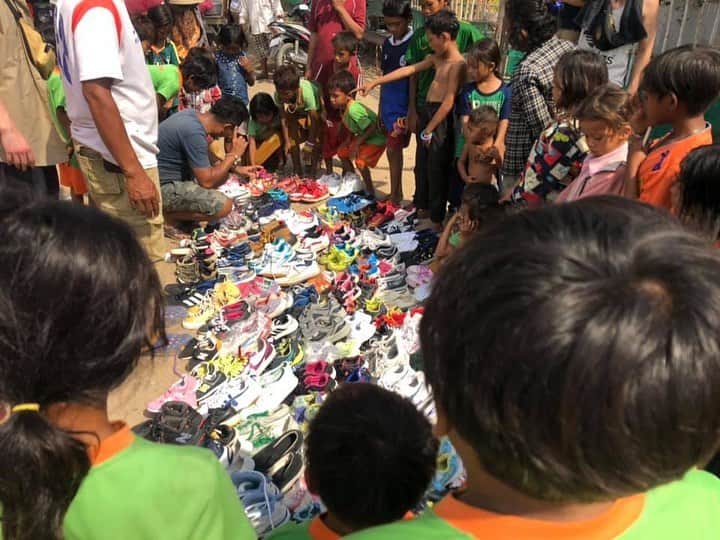 日下裕江さんのインスタグラム写真 - (日下裕江Instagram)「少しでも皆さんに知って貰いたくて🙏  同級生の福本君達が、 カンボジアの子供達(孤児院やゴミ山に住むスラムの人) に靴を届ける👟‼️ というプロジェクトをしています！(裸足で生活してると病気になるそうです。) . . . 私も少しでも役に立てればと思い送らせて頂き、 福本君達が届けてくれました✨. . . 『代わりに届けてくれて有難う❣️ 子供達や困ってる人達が、少しでもこのスニーカーで 怪我や病気から身を守れます様に🍀✨ 笑顔になります様に😊』 . . . 私自身が現地に行けた訳では無いけど、 自分の靴を送った事で、 より親近感を感じ、 カンボジアの子達に近付けた気持ちになれる💖 . . そして、福本君達が 靴を届けてくれた様子を写真や動画に撮って載せてくれたお陰で、カンボジアの人達の喜んでる顔が見れて嬉しい💓 . .  感動して涙が止まらなかった😭 . .  私まで幸せな気持ちになれました🍀✨ . . . 福本君 『ありがとう』🙏‼️ 『សូមអរគុណ(saum arkoun)』 . . 声をかけてくれた湯沢さん有難うございました✨ . . 日本で要らなくなった靴が、カンボジアでは「有難う！」って子供達が笑顔で喜んでくれる‼︎. . . カンボジアの子供達に靴を届けたい！ 何かしてあげれたら！ と思う方は、 福本君のInstagramを見ると詳細も載ってます😊 ↓ @daichan210  #カンボジア #靴を届けよう #プロジェクト #助け合い #ボランティア #カンボジアの子供達に靴を届ける #カンボジアの子供 #スラム #スラム街 #ゴミ山に住む子ども達」3月7日 5時28分 - hiroe___h