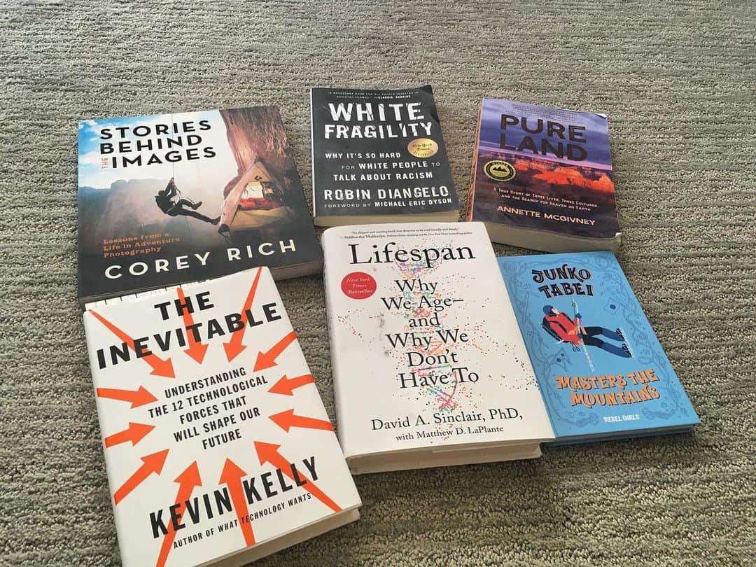アレックス・オノルドのインスタグラム：「It’s been a while since I shared any of my reading list - here’s a small sample of books I’ve read recently. Instagram is a tough place to write out book reviews, but I’ll just say that everything pictured was a surprisingly good read (tho some in very different ways). @coreyrichproductions’s book was maybe the most pure fun to read - so many iconic images that I’ve known and loved for years. White Fragility was maybe the most eye opening read. The @rebelgirls book (which was maybe sent to @sannimccandless??) was totally lovely - great kids book! Pure Land is hard to describe exactly but it’s a beautiful book that really captures a landscape and culture and how they intersect.  For more of my long term reading list check out the fairly comprehensive list at the @honnoldfoundation web site. Link in bio.」