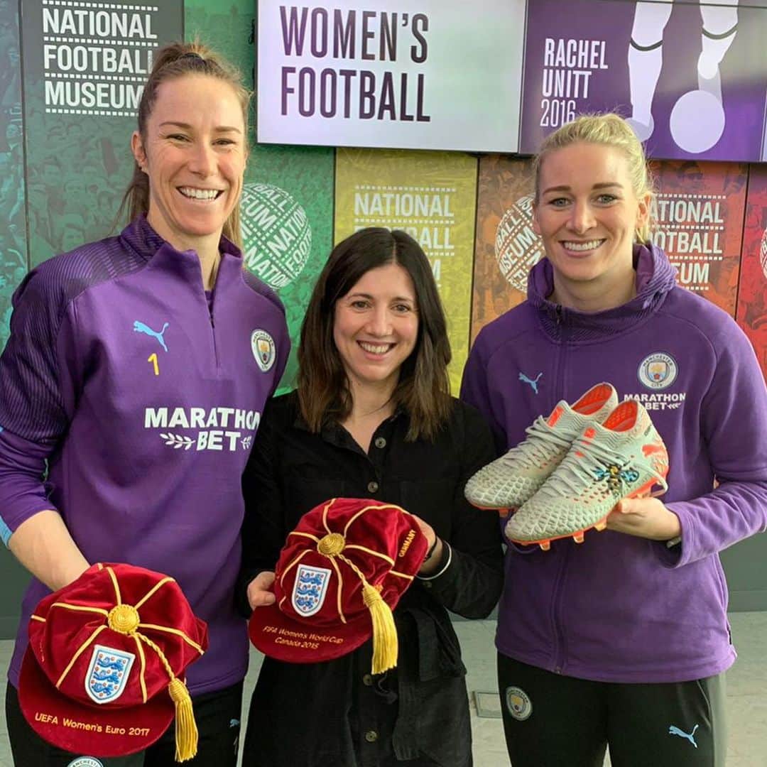 ジェンマ・ボナーのインスタグラム：「Celebrating ahead of #internationalwomensday with the support of the @nationalfootballmuseum ⠀⠀⠀⠀⠀⠀⠀⠀⠀ I am so proud + honoured for the opportunity to have my @mancity shirt + @pumafootball boots displayed in the museum! 🤩」