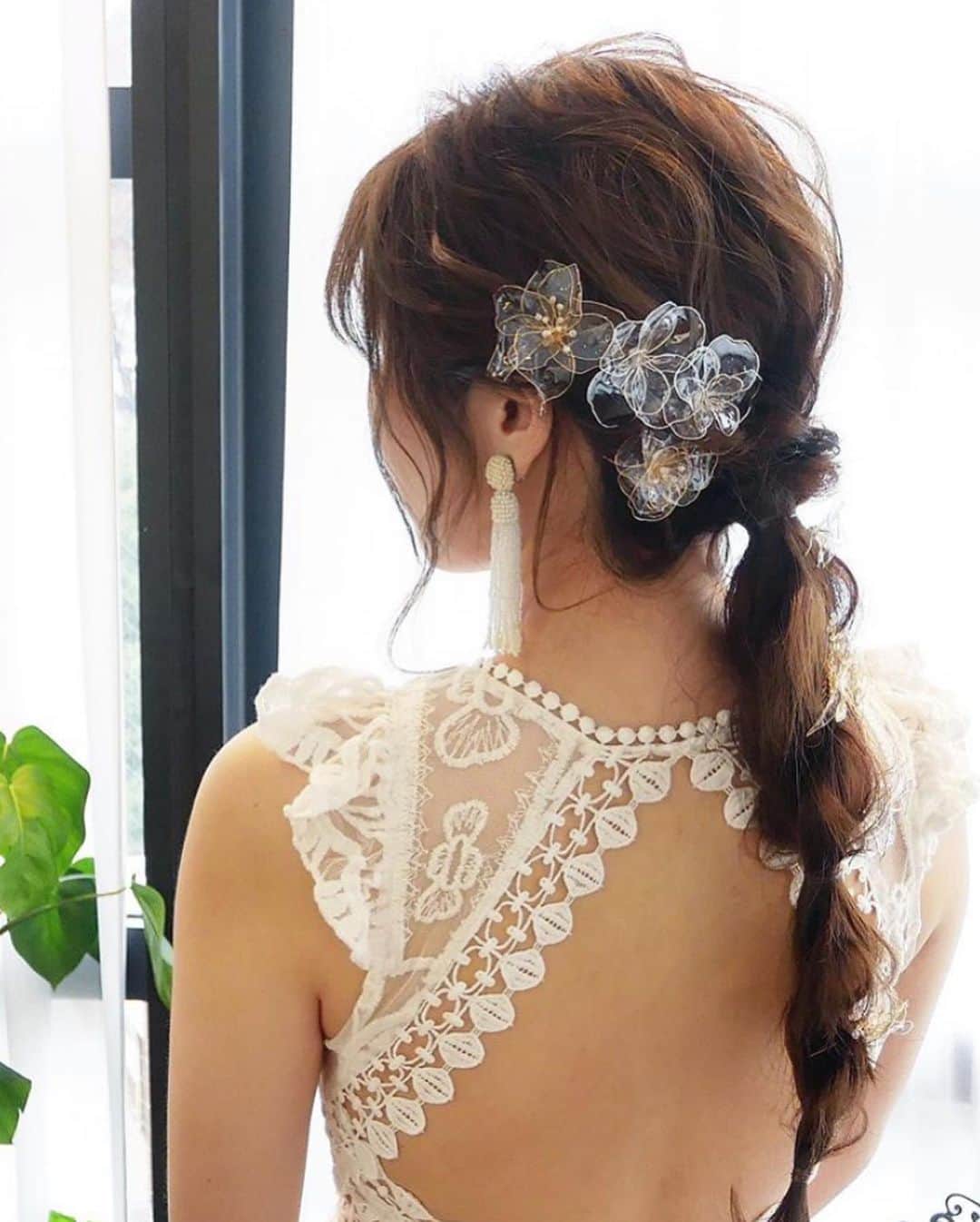 プレ花嫁の結婚式準備サイト marry【マリー】さんのインスタグラム写真 - (プレ花嫁の結婚式準備サイト marry【マリー】Instagram)「*﻿ 透明のアメリカンフラワーを散りばめて飾った﻿ 編みおろしヘアが可愛い👰🏻✨﻿ ﻿ ﻿ 透明感があって、﻿ ふんわり柔らかい、自然体な雰囲気です🌿﻿ ﻿ ﻿ ヘッドドレスは @narkissosjewelry さんのアイテムです💛 ﻿ ﻿ photoby @kuwamo_hair ﻿ ﻿ ﻿ * ﻿ ﻿ marryは「世界中の可愛い」を集める﻿ ウェディングサイトです💎﻿ ﻿ サイト内には、﻿ 結婚式のアイデアを紹介する記事が1万以上✨﻿ 毎日朝6時と夕方5時に新着記事をUP✨﻿ @marryxoxo_wd の﻿ プロフィールURLからチェックできます💍﻿ ﻿ 特に人気の記事は﻿ @marryxoxo_id のアカウントでも﻿ 紹介しているので必見🌷﻿ ◌ ❁˚﻿ #プレ花嫁#婚約#結婚式#2020冬婚#2020春婚#2020秋婚#2020夏婚#2021春婚#2021冬婚#ブライダルヘア#ウェディングヘア#結婚式髪型#ヘッドドレス#ヘアアクセサリー#ヘッドパーツ#ヘアード#ポニーテール#ローポニーテール#ポニーテールアレンジ#シニヨン#ダウンスタイル#アップスタイル#お色直しヘア#二次会ヘア#披露宴ヘア#編みおろし#アメリカンフラワーアクセサリー#玉ねぎヘアー#キャンディヘア#marryxoxo」3月6日 20時40分 - marryxoxo_wd