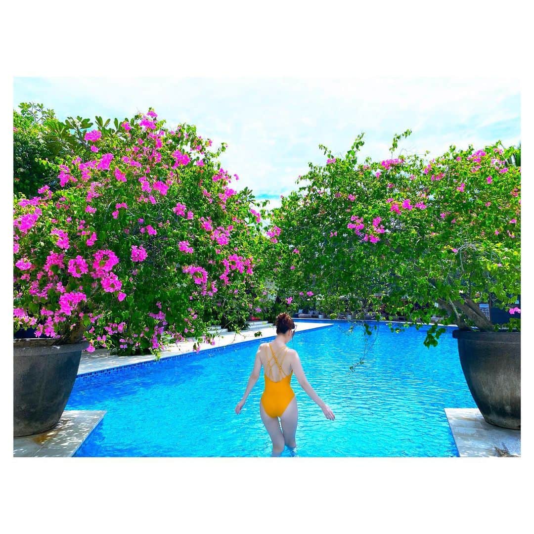 辰巳ゆいのインスタグラム：「💛🍹🧡🌺💛 #pool  #swimwear #orangejuice #happy #ayanaresortbali #水着 #むちむち #いい天気☀️」