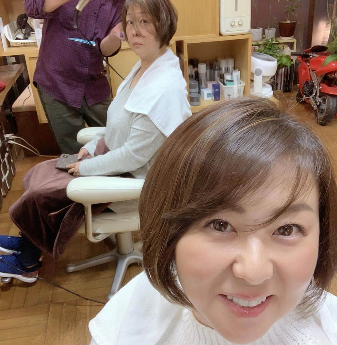 佐伯三貴のインスタグラム：「お母さんが髪型真似したーー🤣❤️ ただでさえ似てるのにこれじゃー双子って言われるレベル😝  #双子親子」