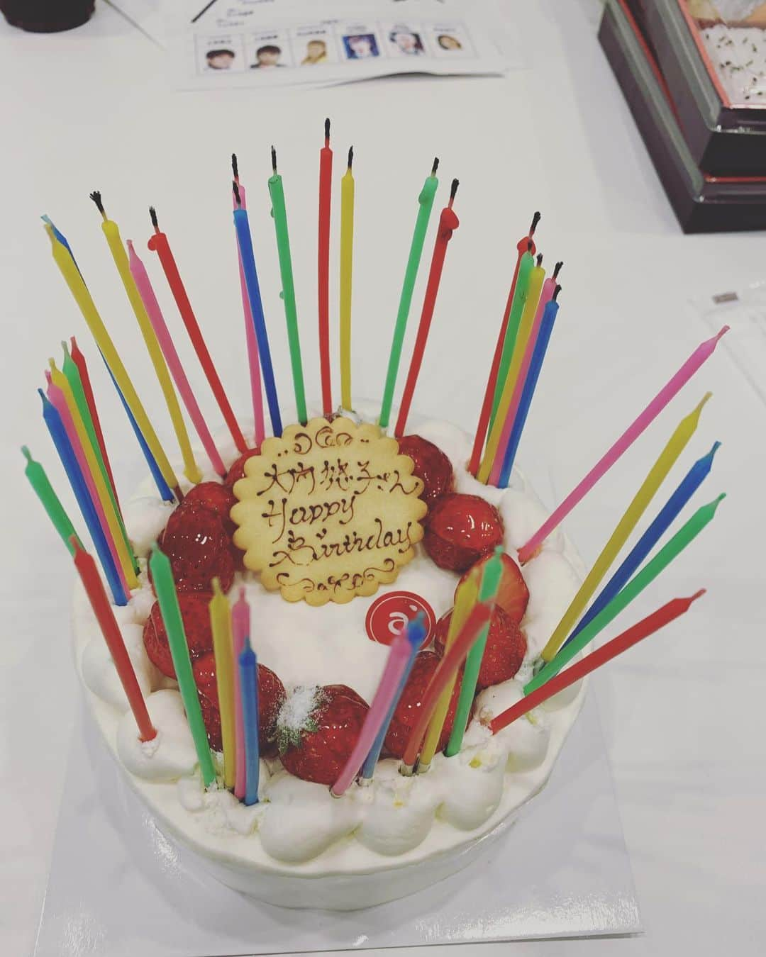 丸山桂里奈さんのインスタグラム写真 - (丸山桂里奈Instagram)「3月5日にスタイリストさんのお誕生日でした🎂ひとつうえのスタイリストさんは、ずっと私の衣装を担当してくれます。それだけでなく色々気遣いをしてくれたり、話を聞いてくれたり、本当に支えていただいてます🤤👍🎈 いつも思うのは、こうして私がお仕事に全力で向き合えるのもまわりにいてくれるカタガタのおかげさまです👩いつもありがとう＆これからもよろしくね❤️ #スタイリストさん #38歳 #ろうそく38本 #大内さんいつもありがとう #これからもよろしくお願いします #いい意味で #インスタバエ」3月6日 20時47分 - karinamaruyama