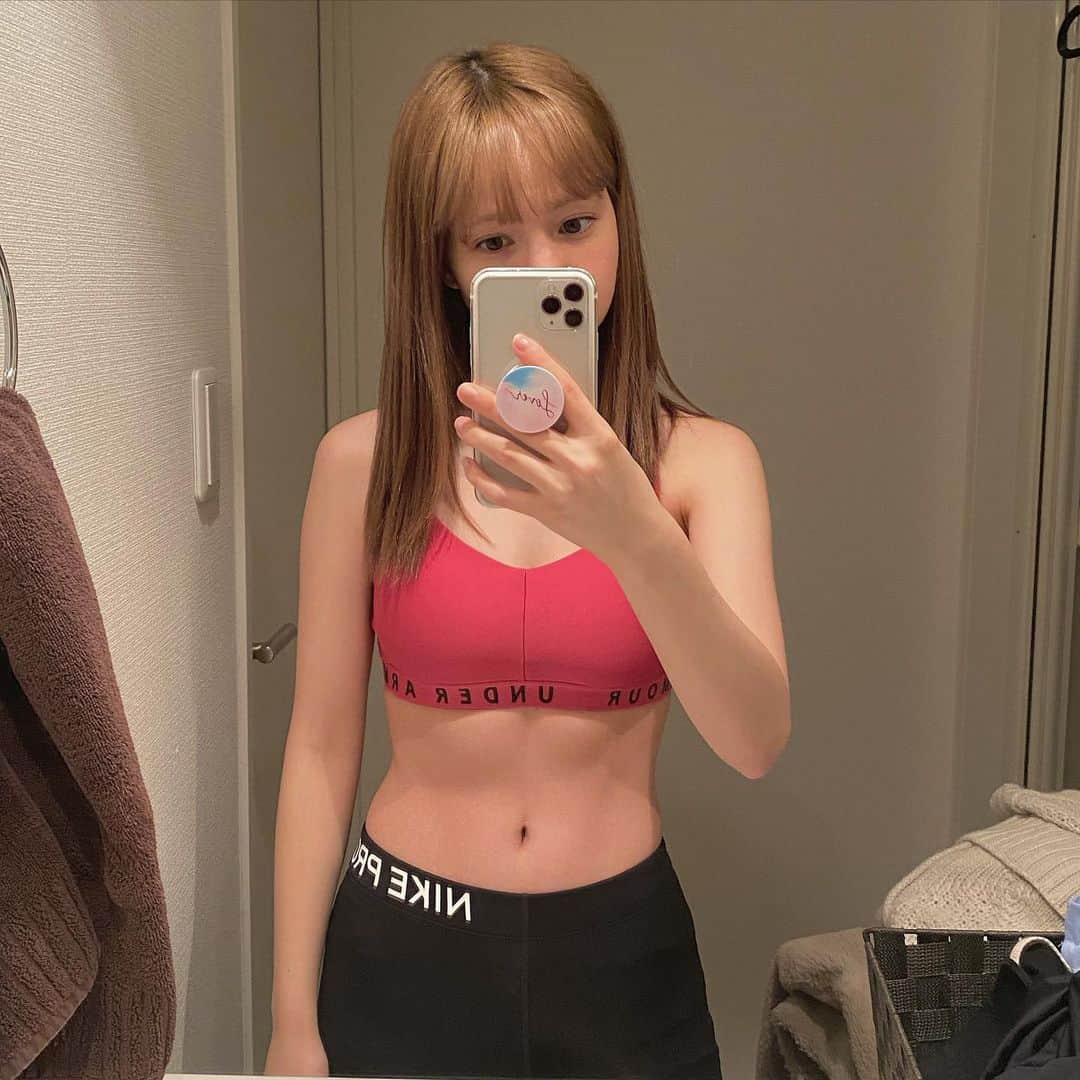 柴田あやなのインスタグラム：「ついに腹筋がちゃんと割れてきた😭😭😭ちょっとパックになってるよね？！気のせい？！ ジム始めるとき形から入らないと始められない！とか思ってたけど続けてたらどーでもよくなって上アンダーアーマーだし下ナイキだし靴とＴシャツはアディダス。いくらなんでもバラバラすぎて面白い  右の塊は脱ぎ散らかしてるコートとニットです」