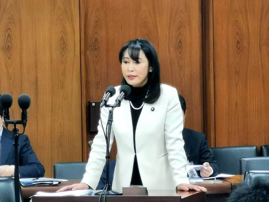 森まさこさんのインスタグラム写真 - (森まさこInstagram)「本日、衆議院法務委員会にて所信表明を致しました。#新型コロナウイルス の感染拡大の防止のために徹底した水際対策を講じます。もうすぐ3月11日。東日本大震災と原発事故から９年になります。閣僚全員が復興大臣との使命感を持ち、被災者に寄り添い、被災地の #復興 のために全力で取り組みます。法務省としても偏見、差別対策や #法テラス での相談業務等で復興を支えます。 #性犯罪 や #あおり運転 等に対する厳正な対処、#養育費の不払い問題、#児童虐待 や差別のない社会。#特定技能 など外国人材の受け入れ、#所有者不明土地問題、保釈中の逃亡防止、AIやICTの活用、出入国管理…  法務行政を通じ、正義が保たれる公正な社会の実現に向けて、真摯に取り組んでまいります。」3月6日 20時58分 - mori_masako_