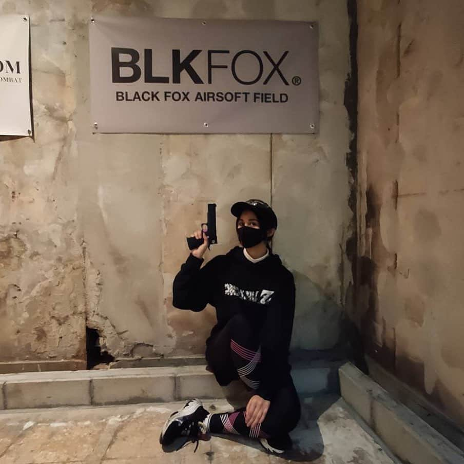 小森未彩のインスタグラム：「#BLKFOX にて定例会参加🔫 前日にアイシャとシージしながら"明日ブラフォ行くか！"ってノリで行ってきました！ 時期も時期なので8人と少人数でしたが、1on1や3v3v2などブラフォのフィールドを活かしたゲームをたくさん遊んできました。 ブラフォの常連さんは戦闘始まると止まらないし、動きも俊敏！ エアガンも各自気合い入ってるので正面での撃ち合いはせず、小森お得意の裏どりをしまくりました😎  裏どりをする時は研究を重ねた小森流の足音を立てない歩き方で忍び寄って1発で仕留めます😇  この人数だからこそできた動き🔫✨ ブラフォは参加する人数や、ゲーム内容によって動き方を変えれるからいつ来ても飽きないので何回も来てしまう笑 おかわりしたくなるフィールドです！  また近いうちに遊びにこよーっと！  #サバゲー　#サバゲー女子 #サバゲー装備 #サバゲーファッション #サバゲーフィールド #サバゲーマー #アームズマガジン声優サバゲー部 #アームズマガジン #ハンドガン　#エアガン　#ハイキャパ  #ハイキャパカスタム　#エアガンカスタム」