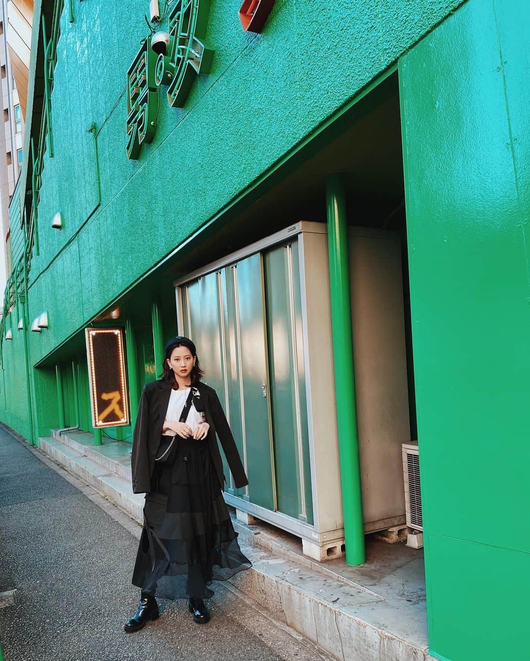 河北麻友子さんのインスタグラム写真 - (河北麻友子Instagram)「FASHION JACKET: FIVE TWENTY ONE T-SHIRT: Hanes SKIRT: Sacai BOOTS: Gucci BAG: Prada #FASHION #OOTD #麻友コーデ」3月6日 21時12分 - mayukokawakitaofficial