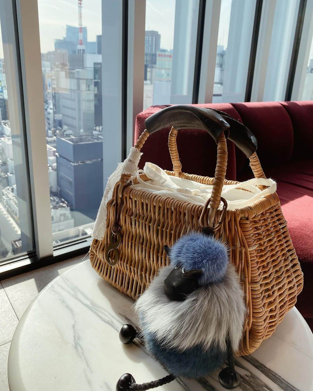 鈴木詩織さんのインスタグラム写真 - (鈴木詩織Instagram)「🐑💙🌿🌞 . . . . . #bag#strawbag#fur#charm#menui#sheep🐑#カゴバッグ#メヌイ#キーチェーン#チャーム」3月6日 21時23分 - shiorin0802suzuki