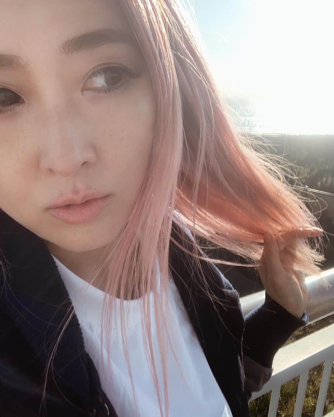 jyA-Me（ヤミー）のインスタグラム：「My color is back🦄 ヘアカラーも潤いも復活✨ 藤沢の #hairdesignAla ノリさん いつも絶妙なカラーありがとうございます🙏🏽💕. . そして、5年ぶりにカラコン変えてみました👀 かなりいい感じ✨ そして、着け心地がトゥルットゥル💯 #TOPARDS#トパーズ#おすすめカラコン #ロコちゃんありがとう」