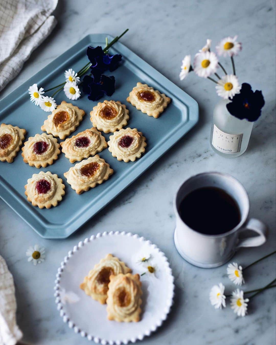 増田由希子さんのインスタグラム写真 - (増田由希子Instagram)「Homemade cookies! Have a lovely weekend💙 #baking #bakinglove #cookies #homemade #homemadejam 苺と杏ジャム・ロシアンクッキーを作りました。庭摘みのイングリッシュデイジーとパンジーを添えて。 🌱 🌱 新刊「花とお菓子」〜季節を愛でるとっておきのティータイムアイデア28（立東舎）／ 3月19日(木)発売。こちらのロシアンクッキーのレシピも紹介しています。 amazon 他にて予約受付中。」3月6日 21時20分 - nonihana_