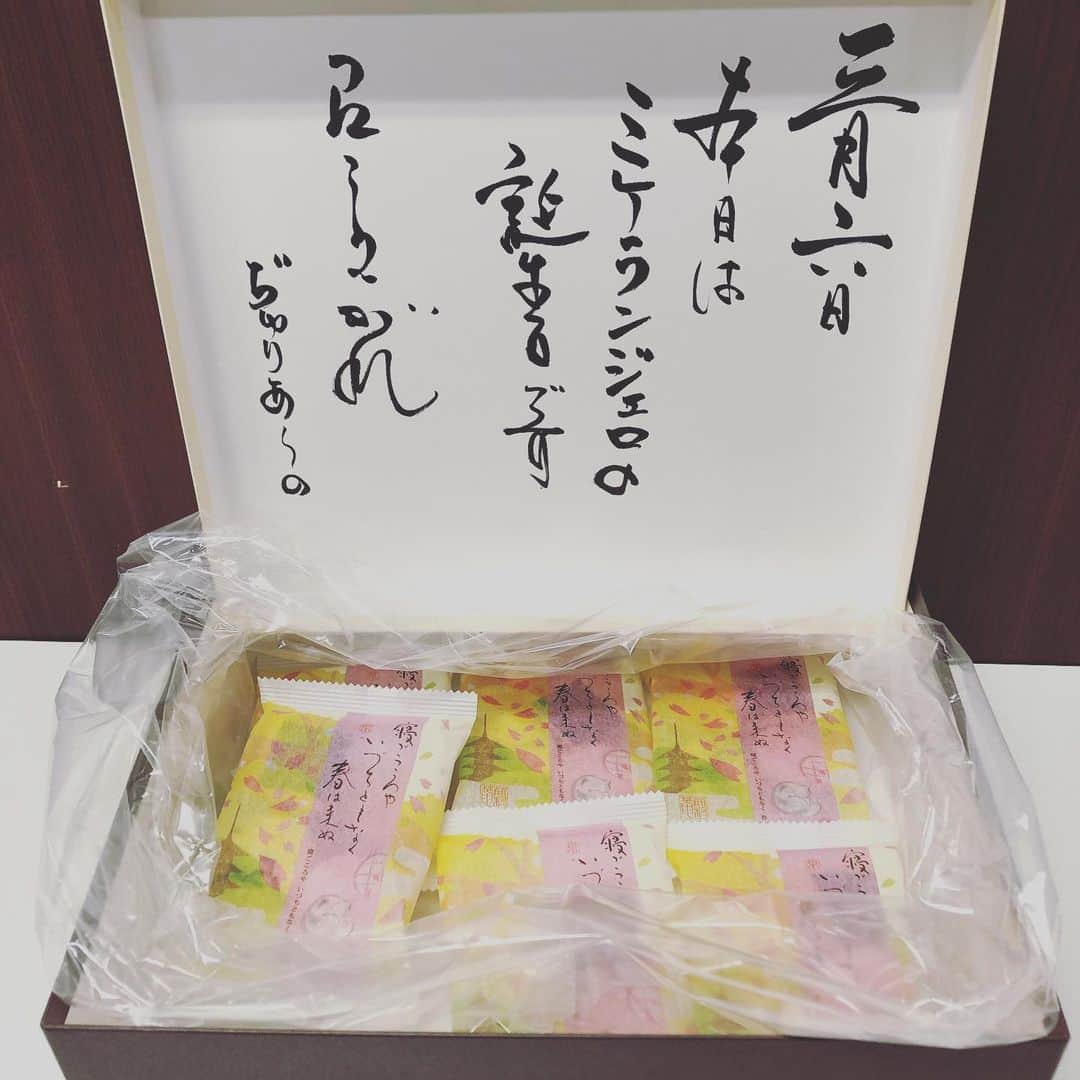 風間由次郎のインスタグラム：「岡さん達筆part2🖌 か、カッコいい。。。 ミケランジェロ誕生日おめでとう🎂  #チェーザレ #ジュリアーノ #アッキーさんから休憩中にチョコもらったぞぉぉー」