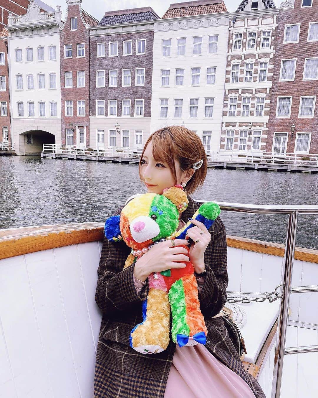 のインスタグラム：「﻿ ﻿ ハウステンボス🌷﻿ ﻿ こちらも3年ぶりくらい？﻿ あったかくてチューリップ🌷﻿ たくさん咲いてて癒し🌷﻿ ﻿ 船🚢乗ったりVRコースターしたり🌈﻿ 園内広いから自転車とかカートとか﻿ セグウェイとかあるんだけど﻿ 徒歩が絶対おすすめ﻿ ゆっくりお散歩気分🧸﻿ 疲れたら園内バスで🚌﻿ ﻿ 映えスポットもたくさんあって﻿ カメラ忙しい🥺📸﻿ ﻿ このハウステンボスくまさん🧸﻿ お母さんとおそろい﻿ 遺伝子ってすごい、すきなん同じ😂﻿ ﻿ ﻿ ﻿ ﻿ ﻿ ﻿ ﻿ ﻿ ﻿ #長崎県 #長崎市 #長崎観光 #ハウステンボス #ハウステンボス🌷」